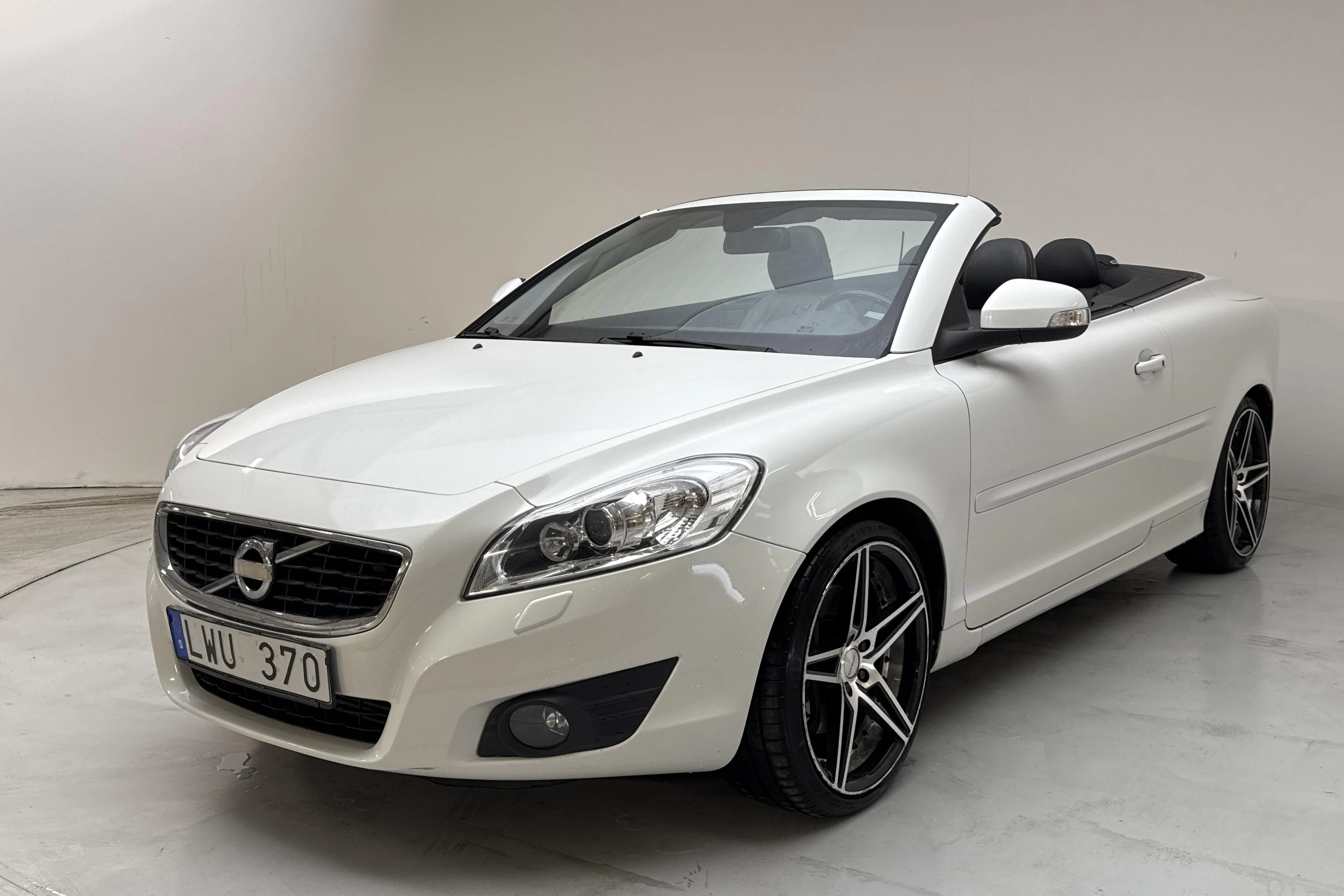 Presentationsfoto 1 av 19: Volvo C70 T5 Cabriolet (230hk) - 14 486 mil - Automat - vit - 2010