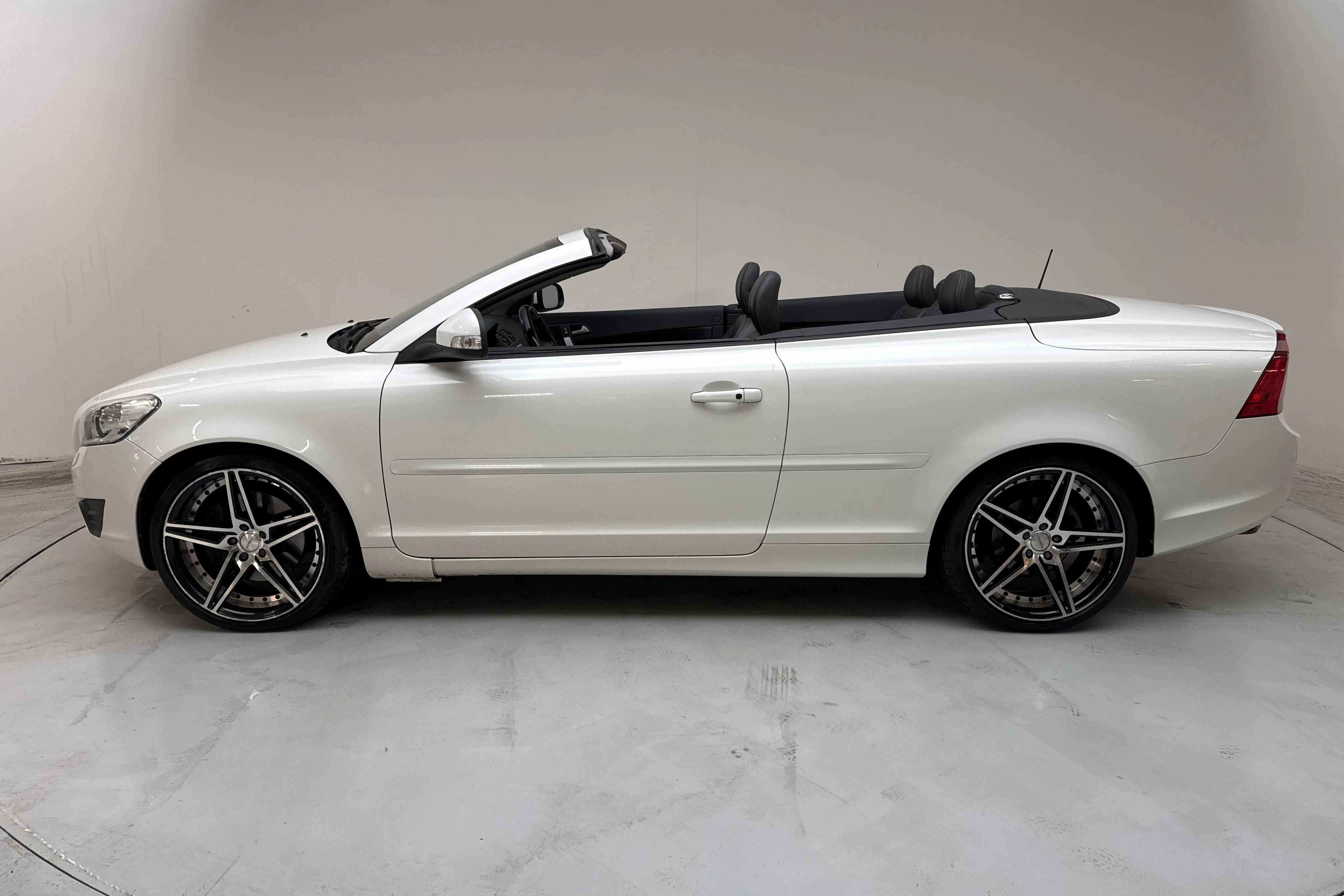 Presentationsfoto 2 av 19: Volvo C70 T5 Cabriolet (230hk) - 14 486 mil - Automat - vit - 2010