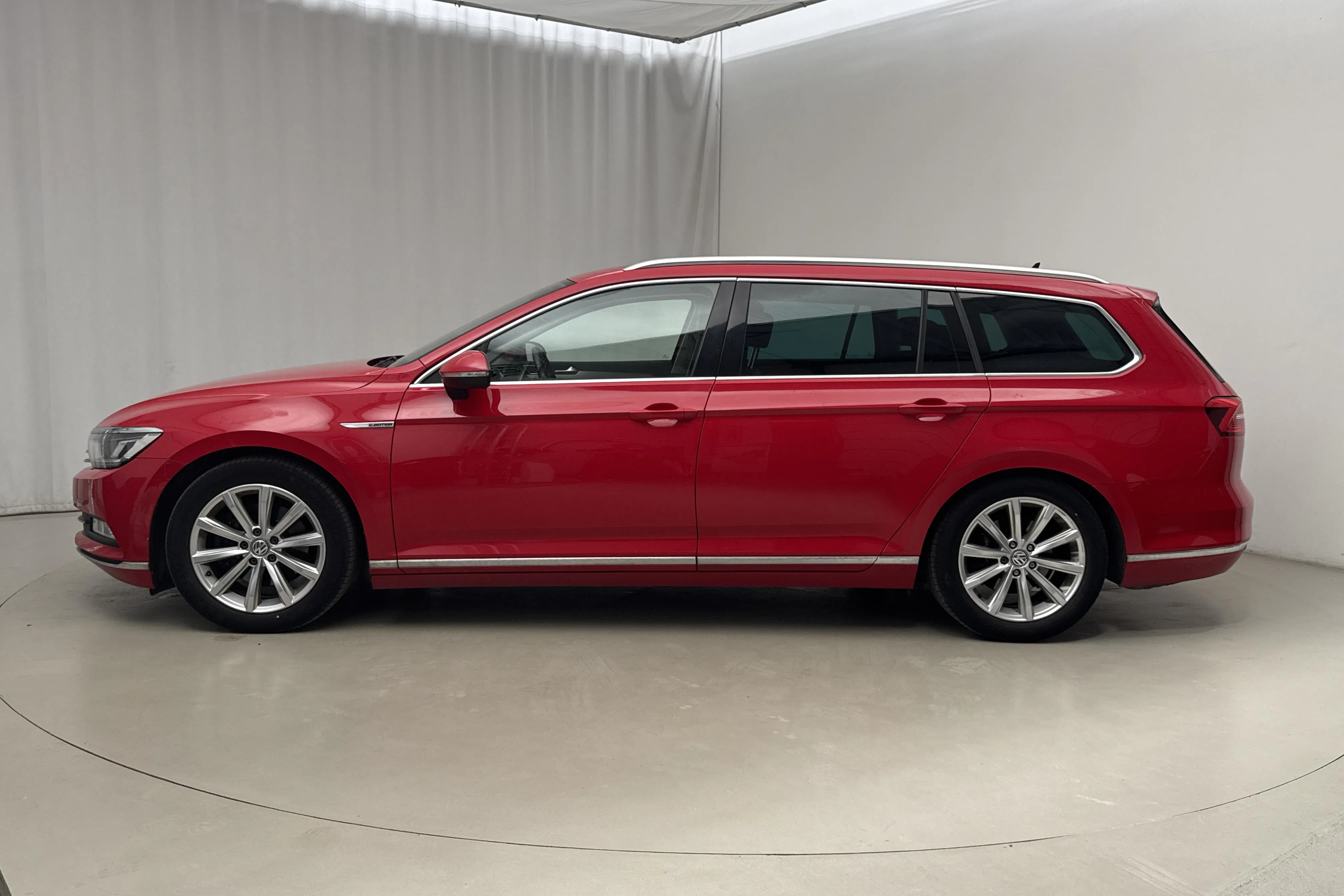 Presentation photo 2 of 16: VW Passat 2.0 TDI Sportscombi 4MOTION (190hk) - 19 826 Scandinavian mile - Automatic - red - 2016