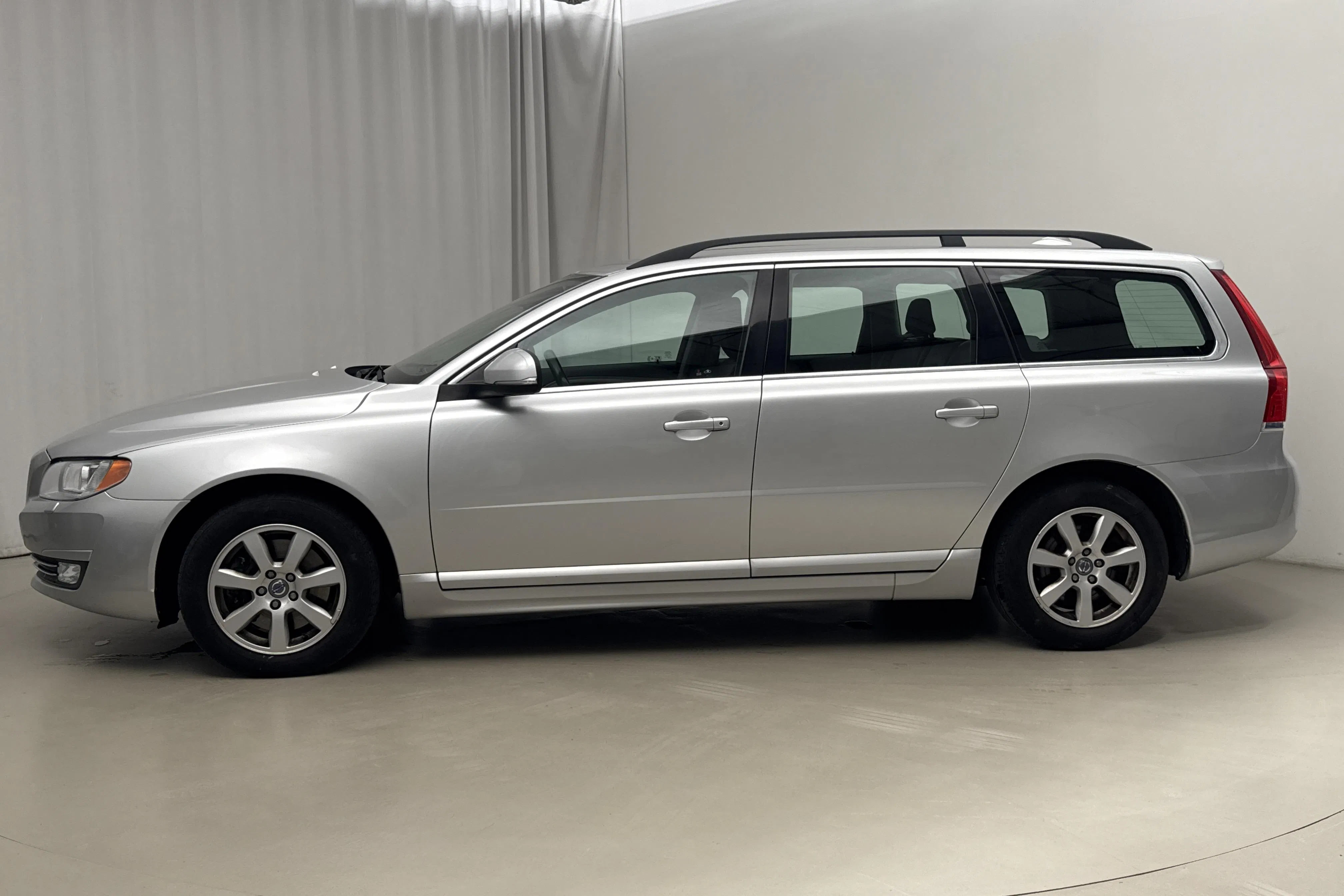 Presentationsfoto 2 av 15: Volvo V70 II D4 AWD (181hk) - 25 216 mil - Automat - silver - 2014