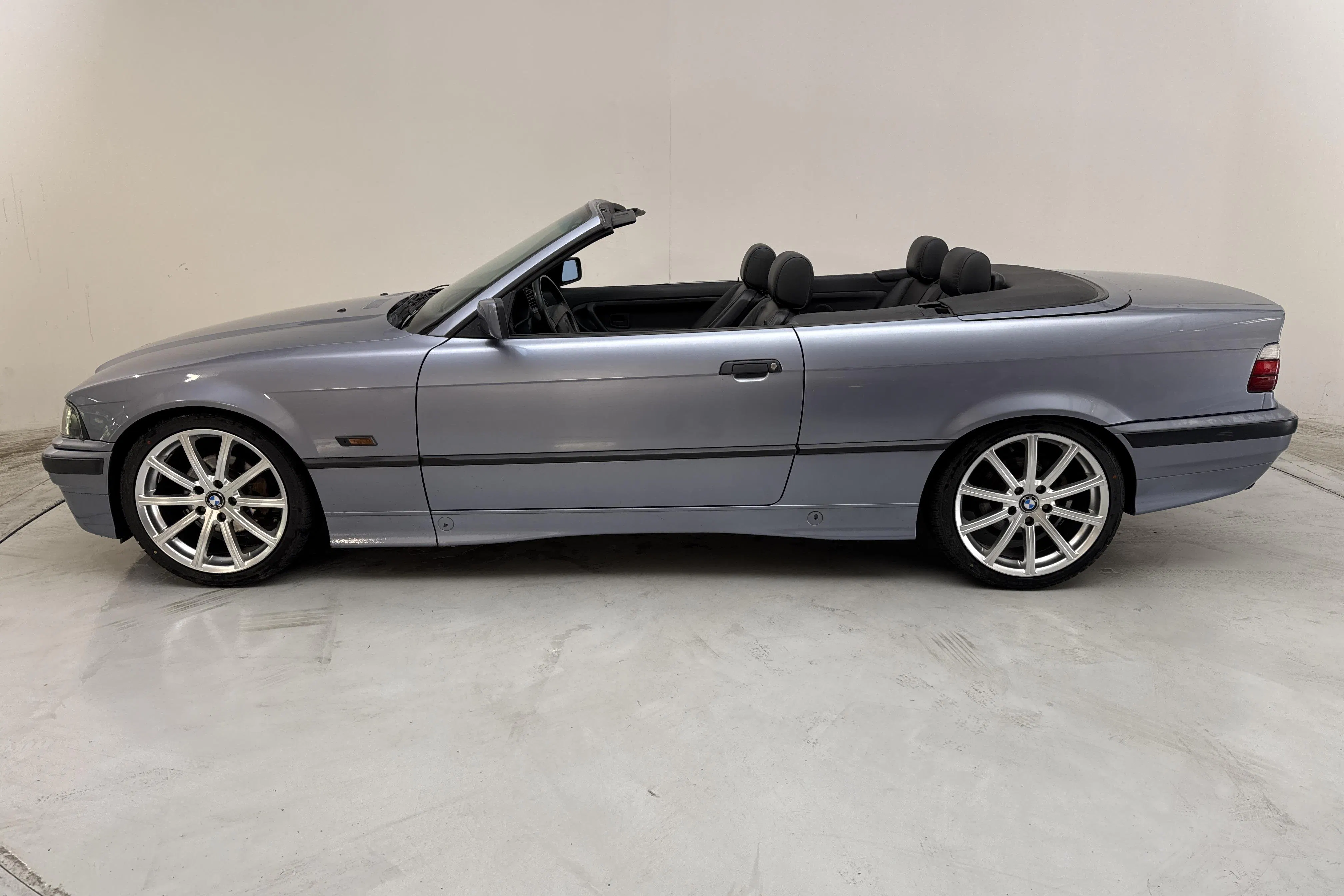 Presentationsfoto 2 av 19: BMW 325i Cabriolet, E36 (192hk) - 21 266 mil - Manuell - Ljusblå - 1993