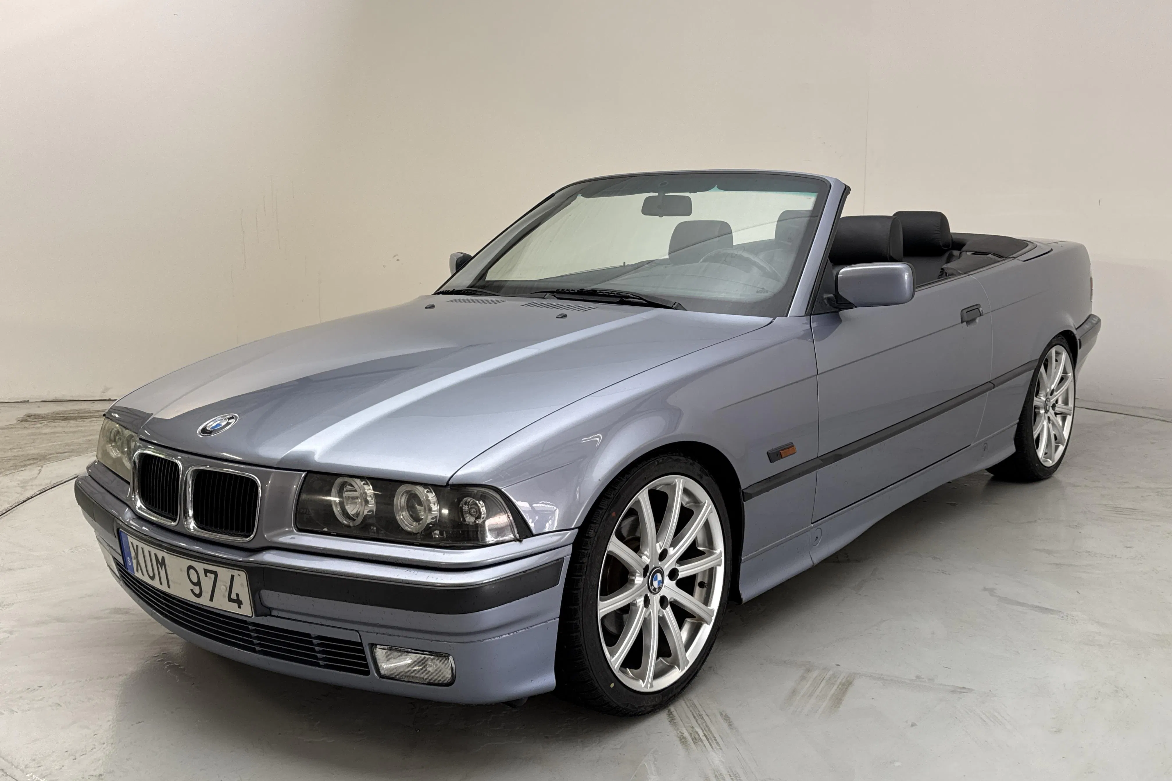 Presentationsfoto 1 av 19: BMW 325i Cabriolet, E36 (192hk) - 21 266 mil - Manuell - Ljusblå - 1993