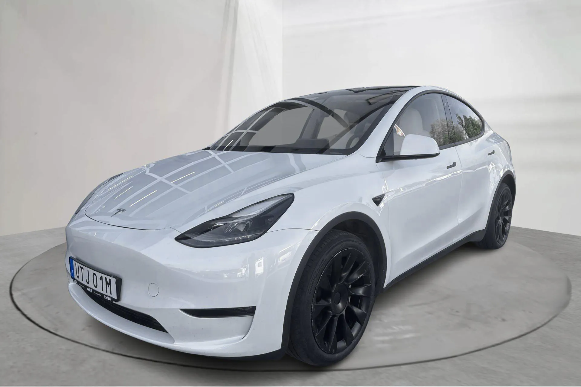 Presentationsfoto 1 av 19: Tesla Model Y Long Range Dual Motor AWD - 7 974 mil - Automat - vit - 2023