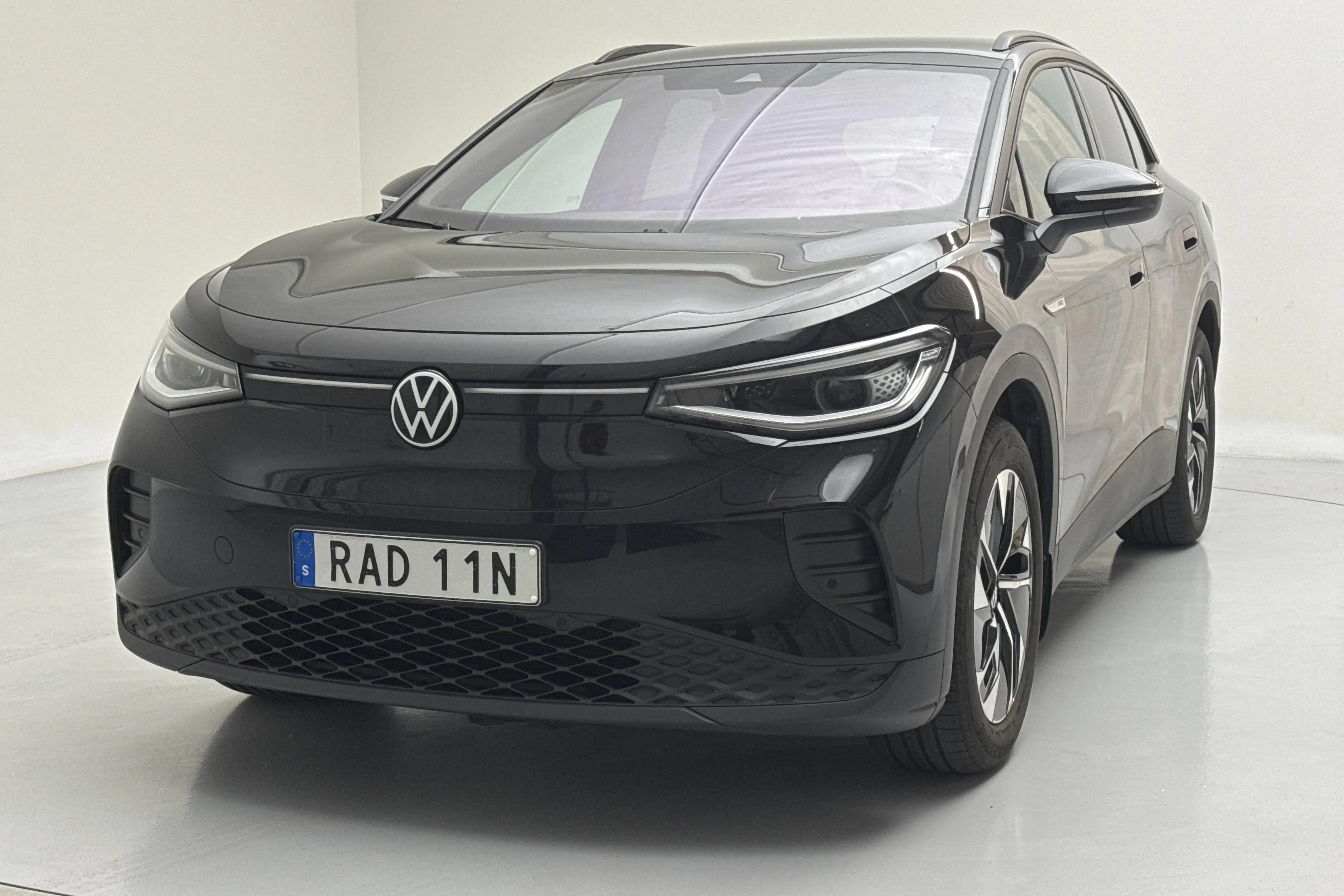 Presentation photo 1 of 16: VW ID.4 77kWh (204hk) - 5 965 Scandinavian mile - Automatic - black - 2023