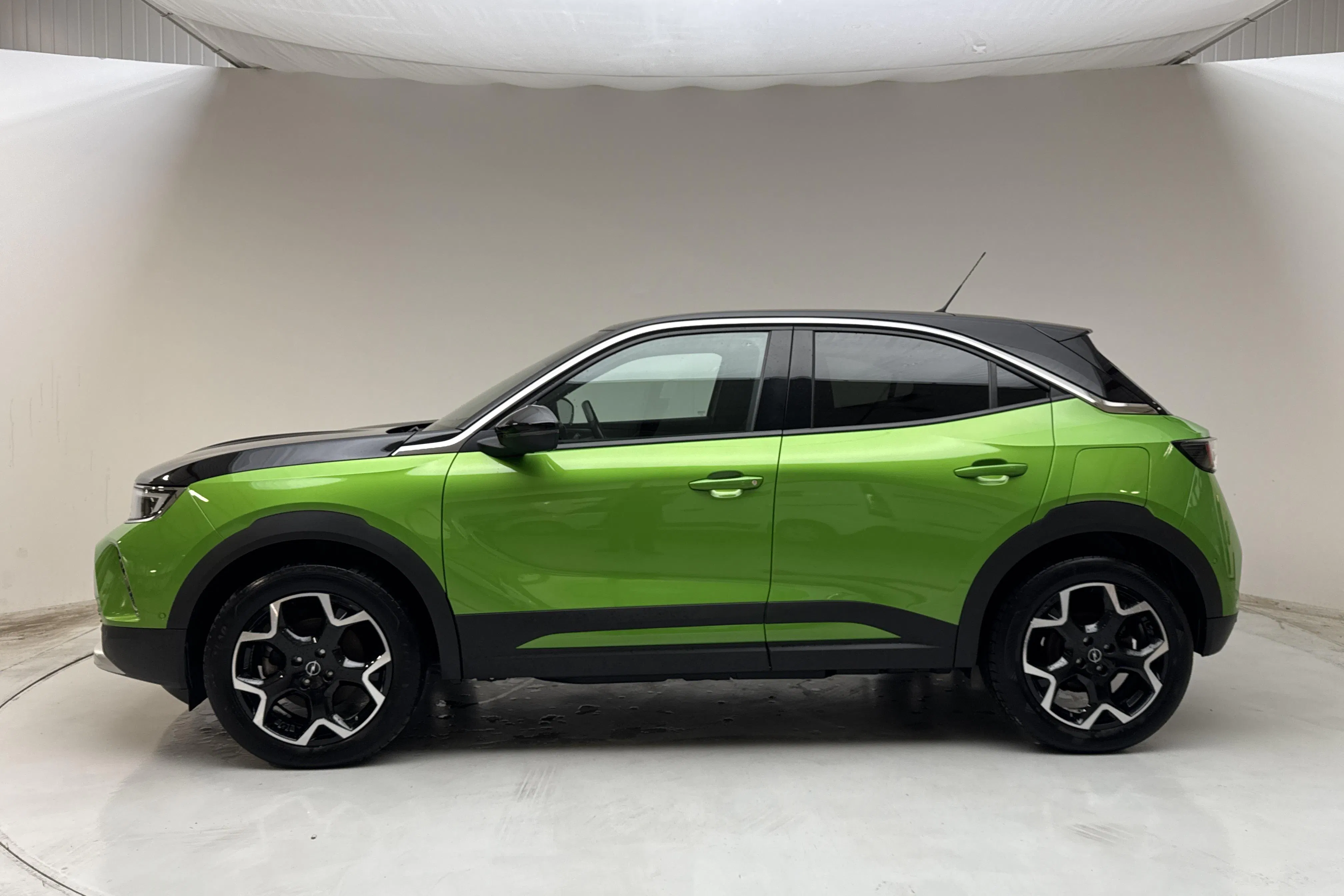 Presentation photo 2 of 14: Opel Mokka-e (136hk) - 18 970 km - Automatic - green - 2023