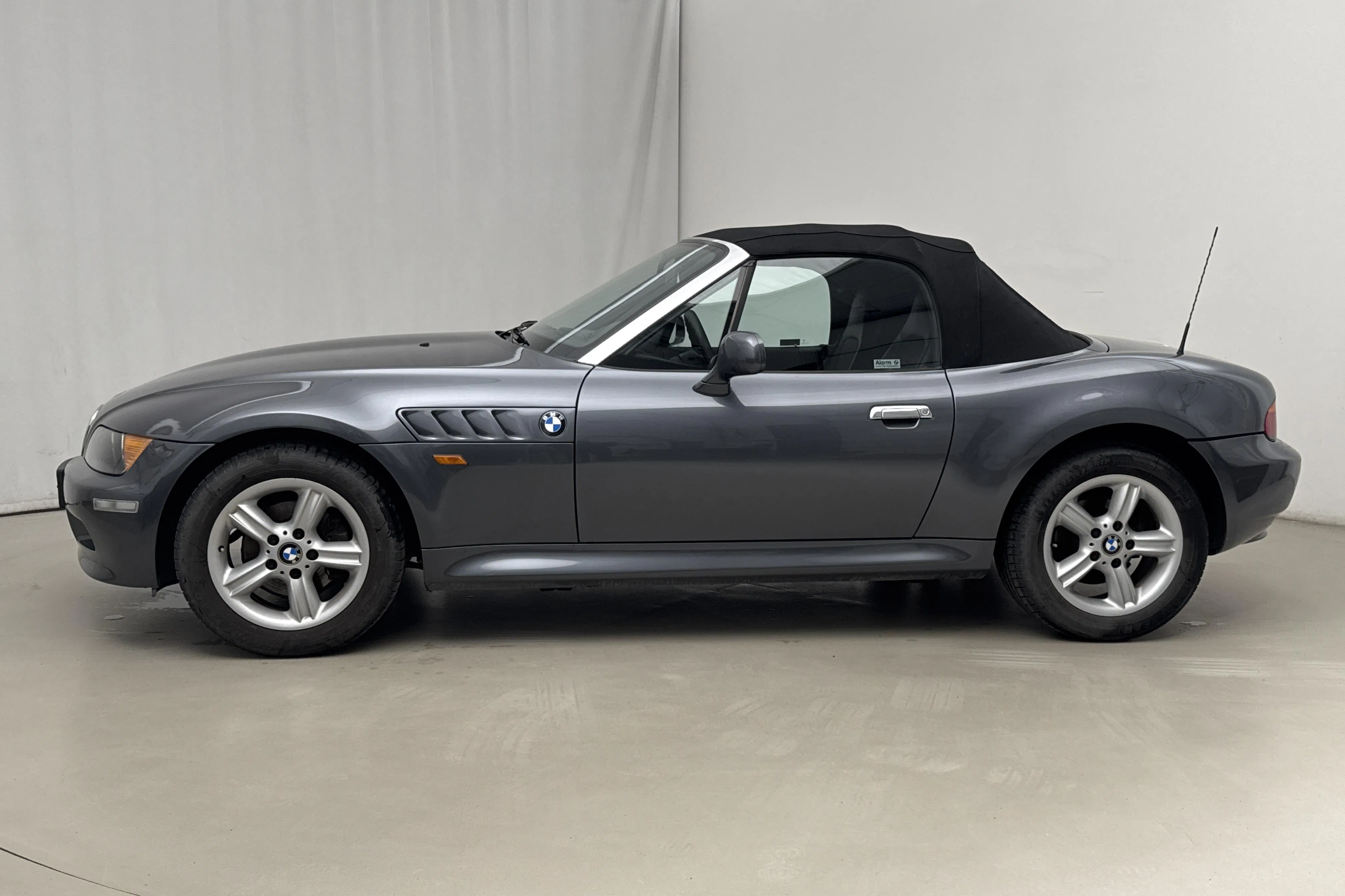 Presentation photo 2 of 21: BMW Z3 1.9 Cabriolet (118hk) - 52 790 km - Manual - gray - 2001