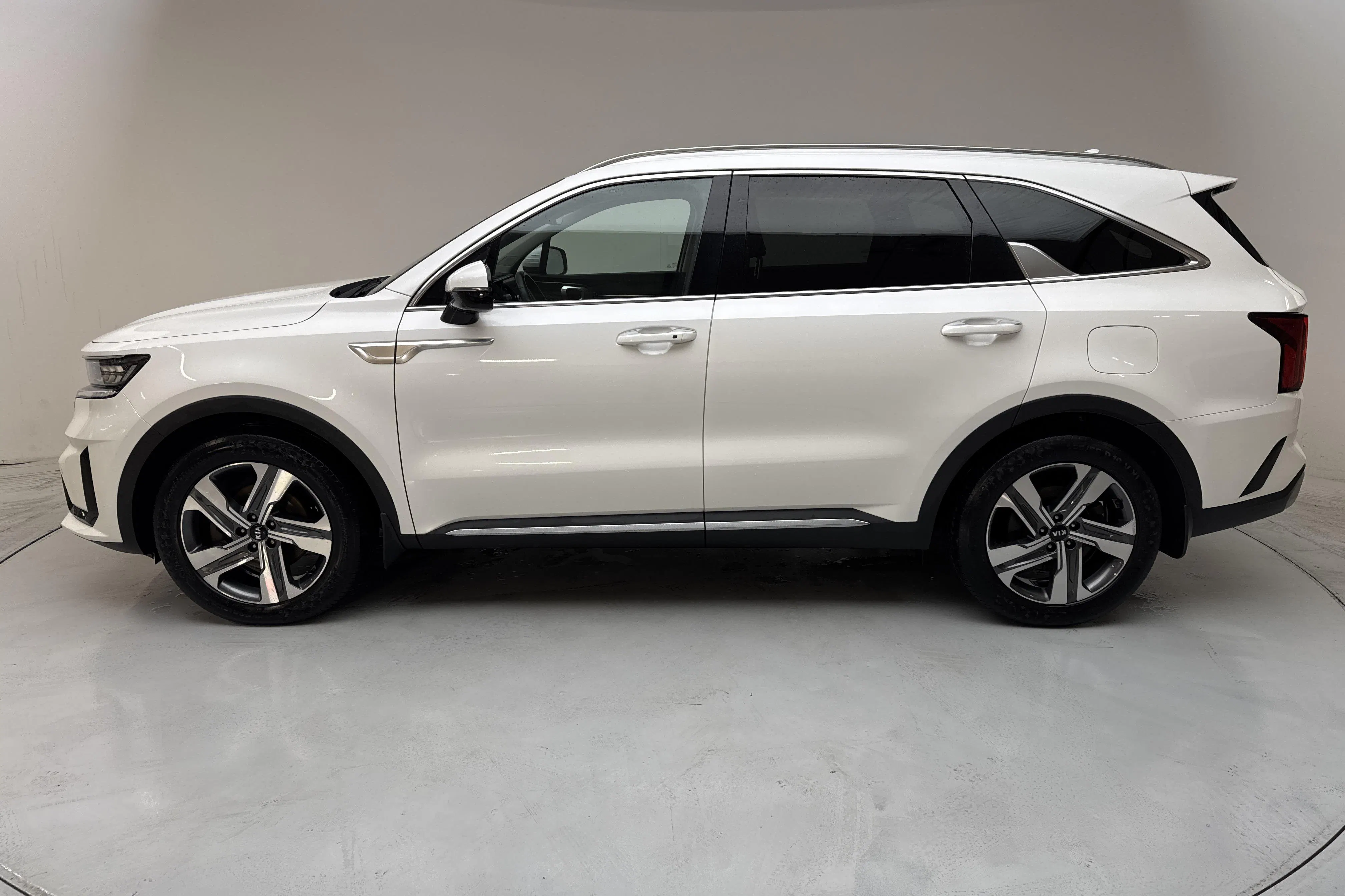 Presentation photo 2 of 15: KIA Sorento 1.6 T-GDi Plug-in Hybrid AWD (265hk) - 92 980 km - Automatic - white - 2021