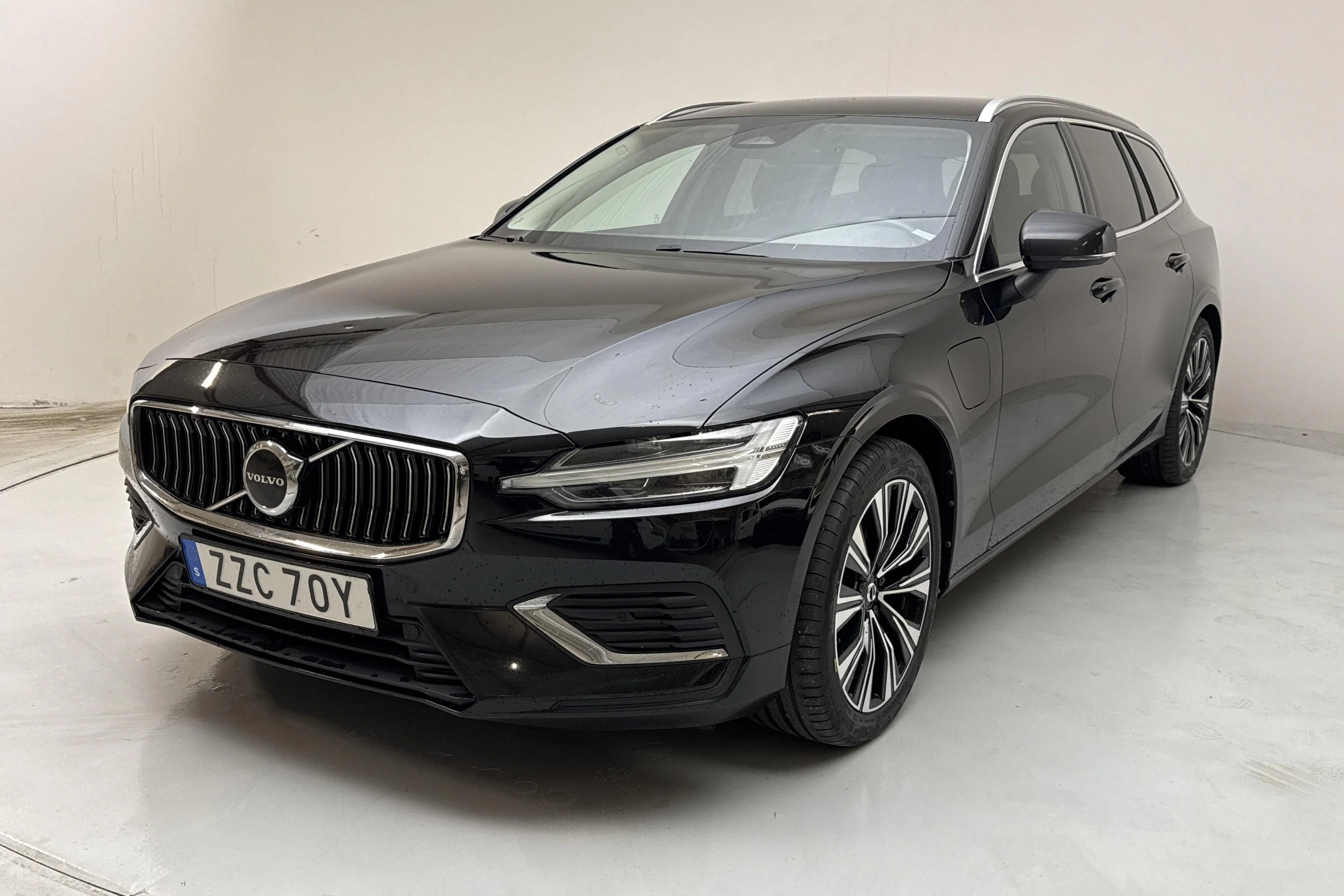 Presentation photo 1 of 17: Volvo V60 T6 AWD Recharge (350hk) - 125 240 km - Automatic - black - 2023