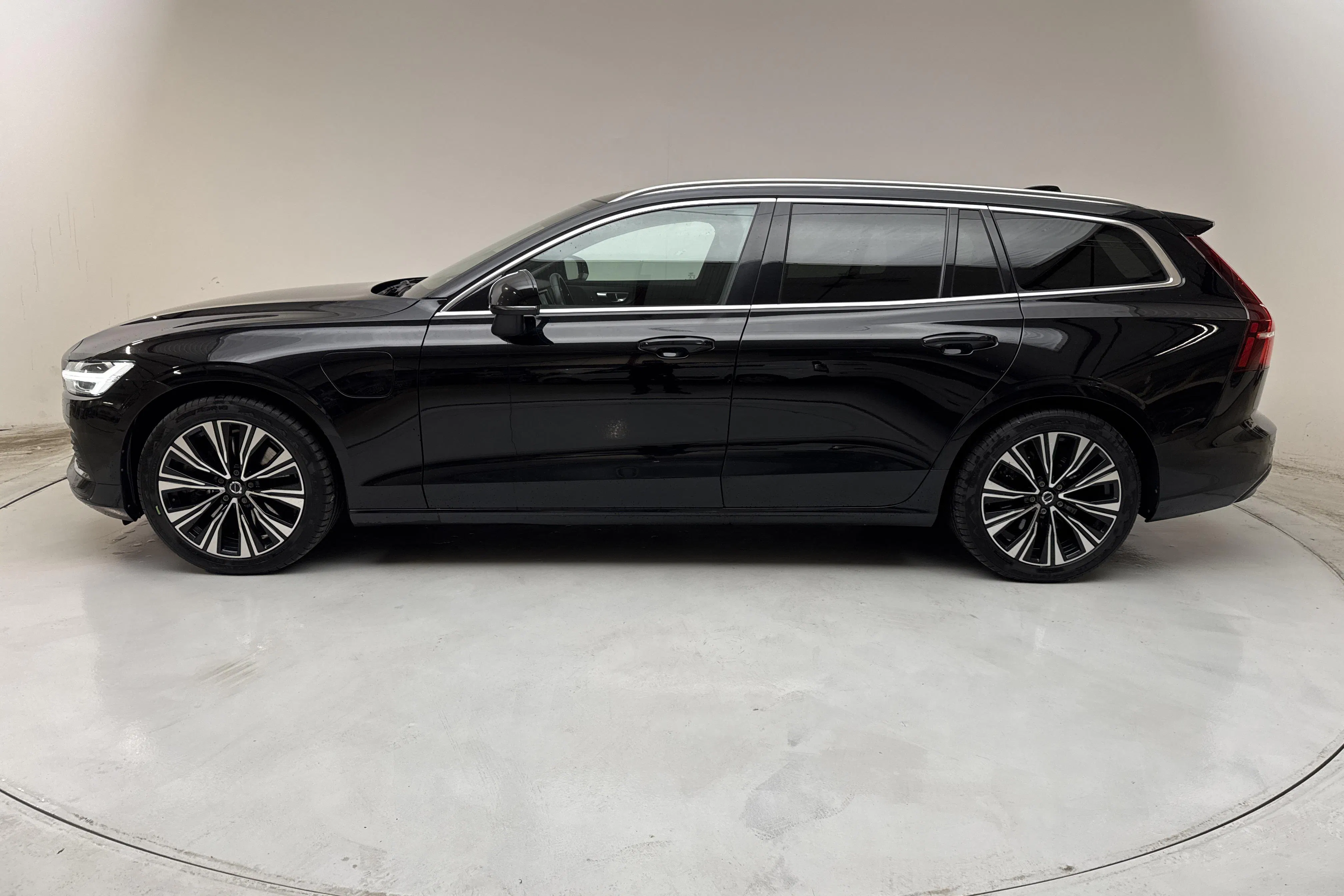 Presentation photo 2 of 17: Volvo V60 T6 AWD Recharge (350hk) - 125 240 km - Automatic - black - 2023