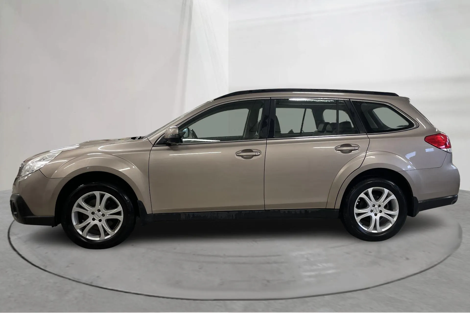 Presentationsfoto 2 av 14: Subaru Outback 2.0D (150hk) - 29 801 mil - Automat - Ljusbrun - 2013
