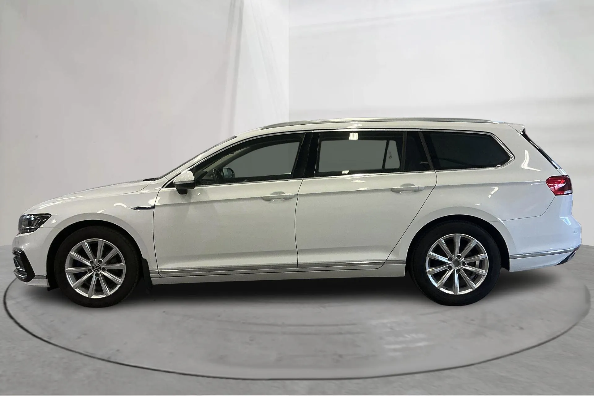 Presentation photo 2 of 16: VW Passat 1.4 GTE Sportscombi (218hk) - 154 300 km - Automatic - white - 2022