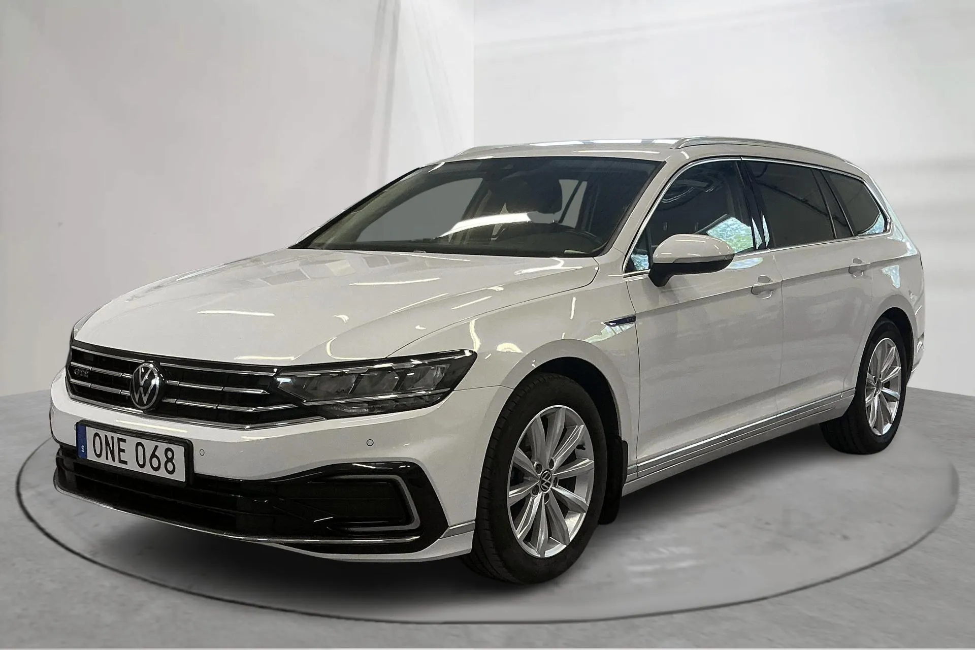 Presentation photo 1 of 16: VW Passat 1.4 GTE Sportscombi (218hk) - 154 300 km - Automatic - white - 2022