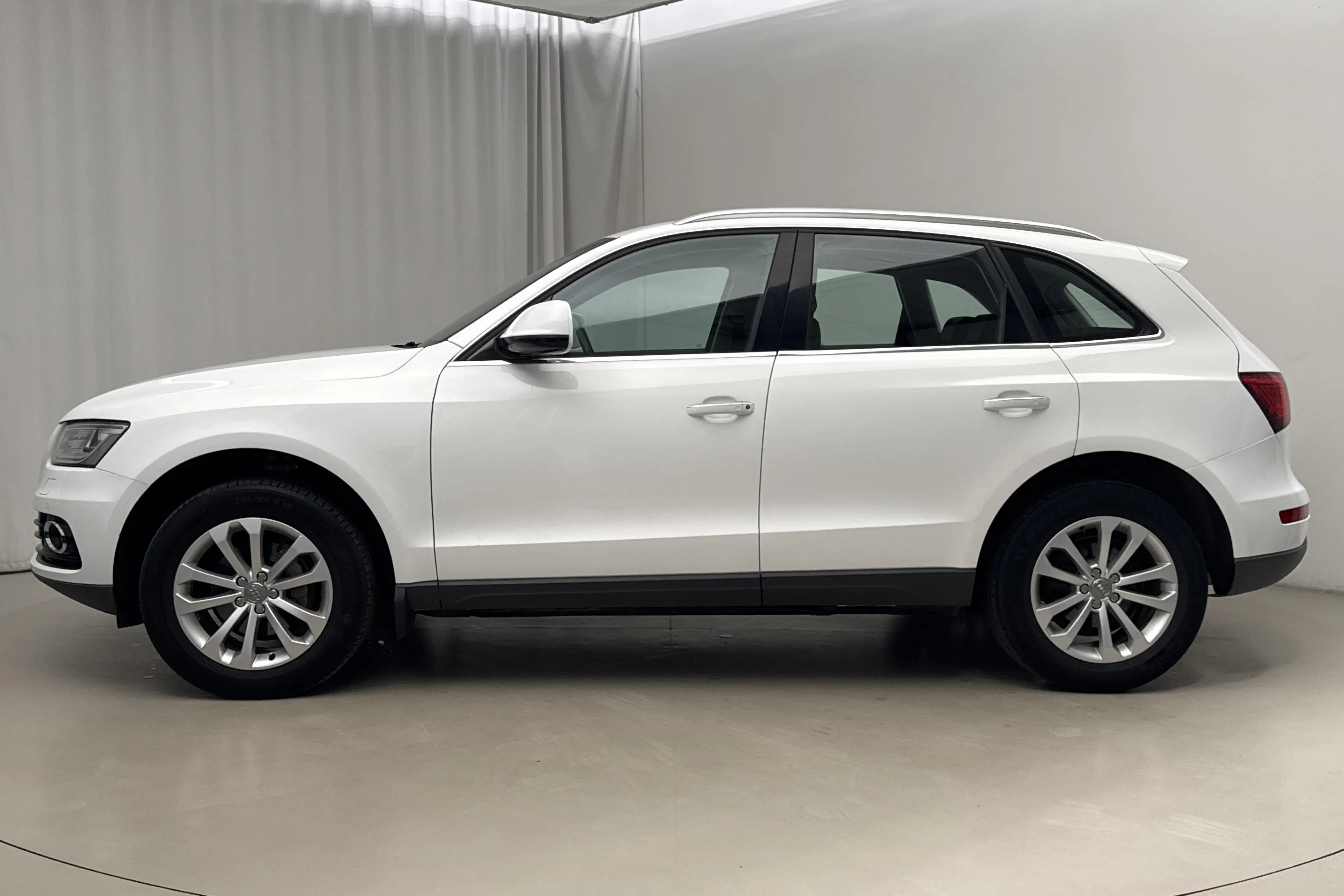 Presentationsfoto 2 av 15: Audi Q5 2.0 TDI clean diesel quattro (190hk) - 20 733 mil - Automat - vit - 2016