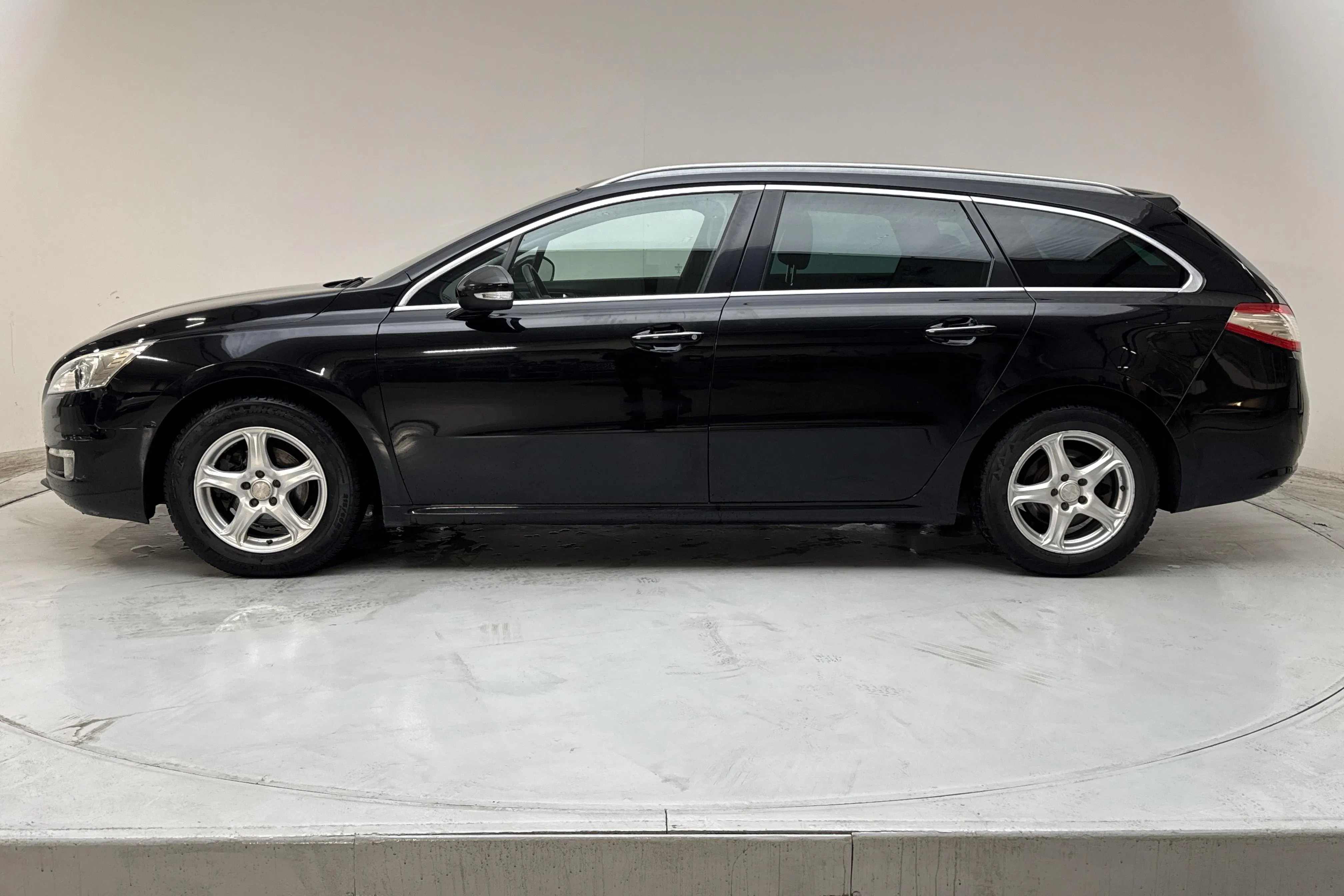 Presentation photo 2 of 13: Peugeot 508 SW 1.6 HDi (114hk) - 24 248 Scandinavian mile - Automatic - black - 2013