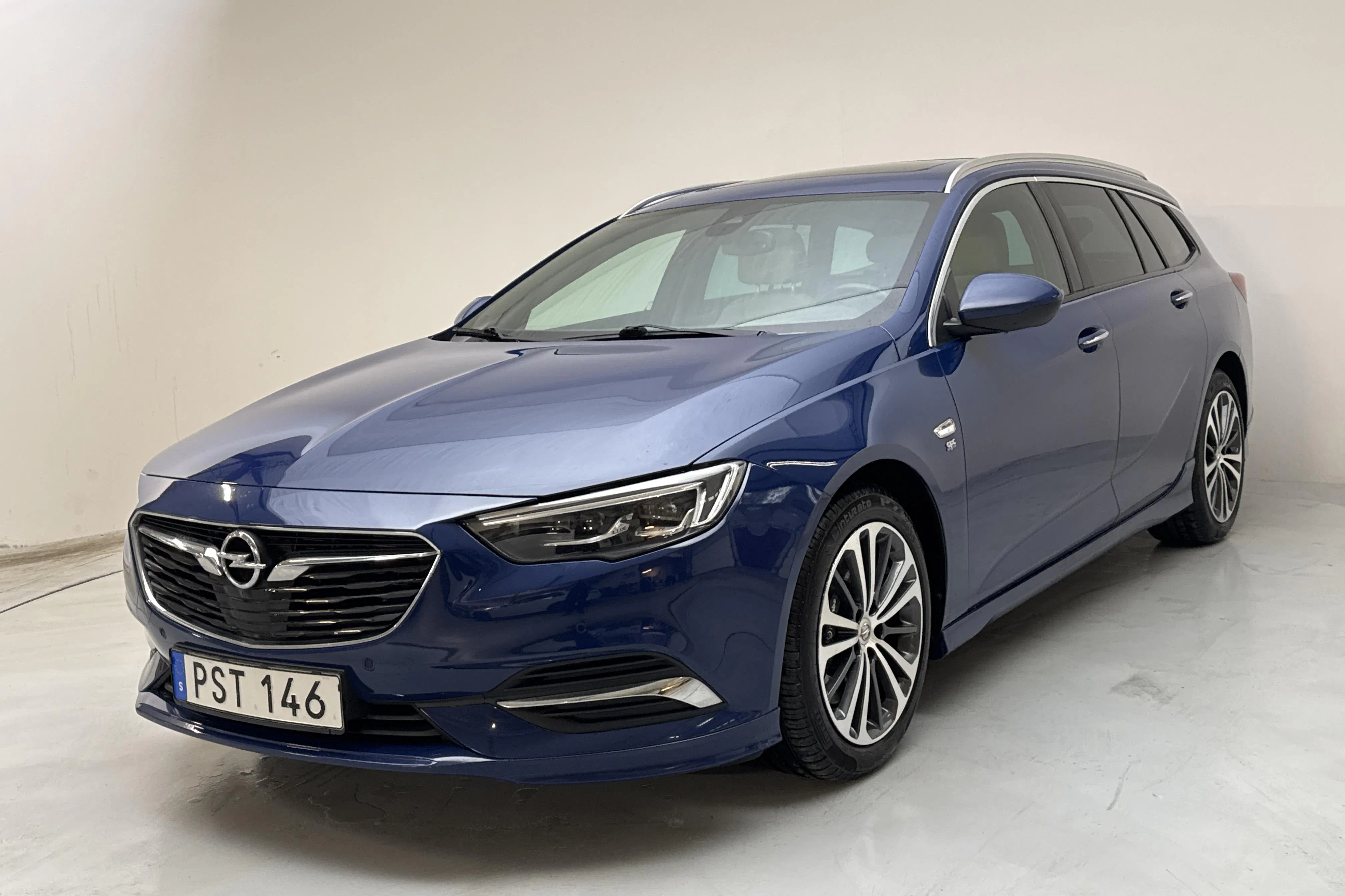 Esittelykuva 1 osoitteesta 15: Opel Insignia 2.0 Turbo Sports Tourer 4x4 (260hk) - 142 660 km - Automaattinen - sininen - 2018