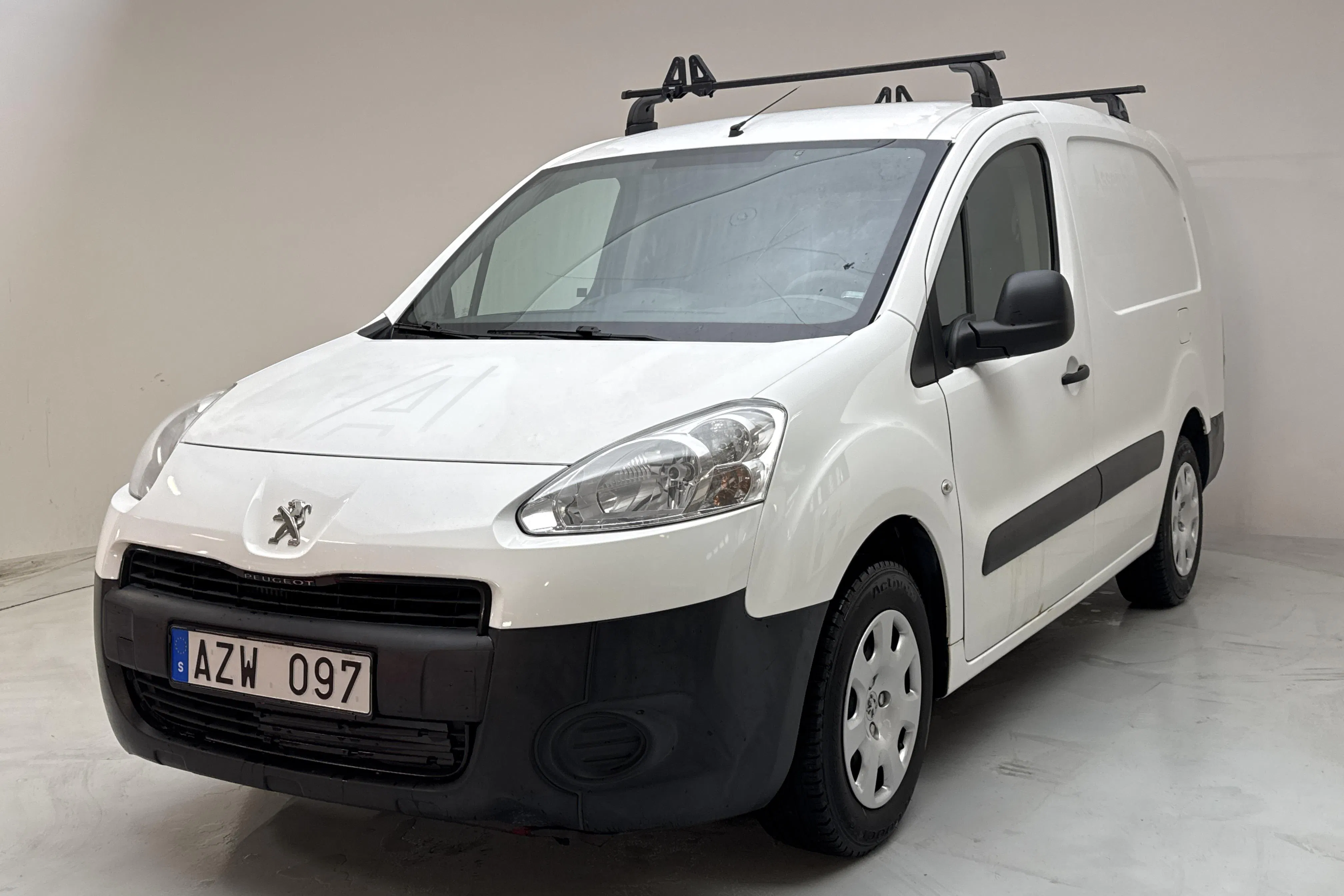 Presentationsfoto 1 av 10: Peugeot Partner 1.6 e-HDI Skåp (90hk) - 9 984 mil - Manuell - vit - 2013
