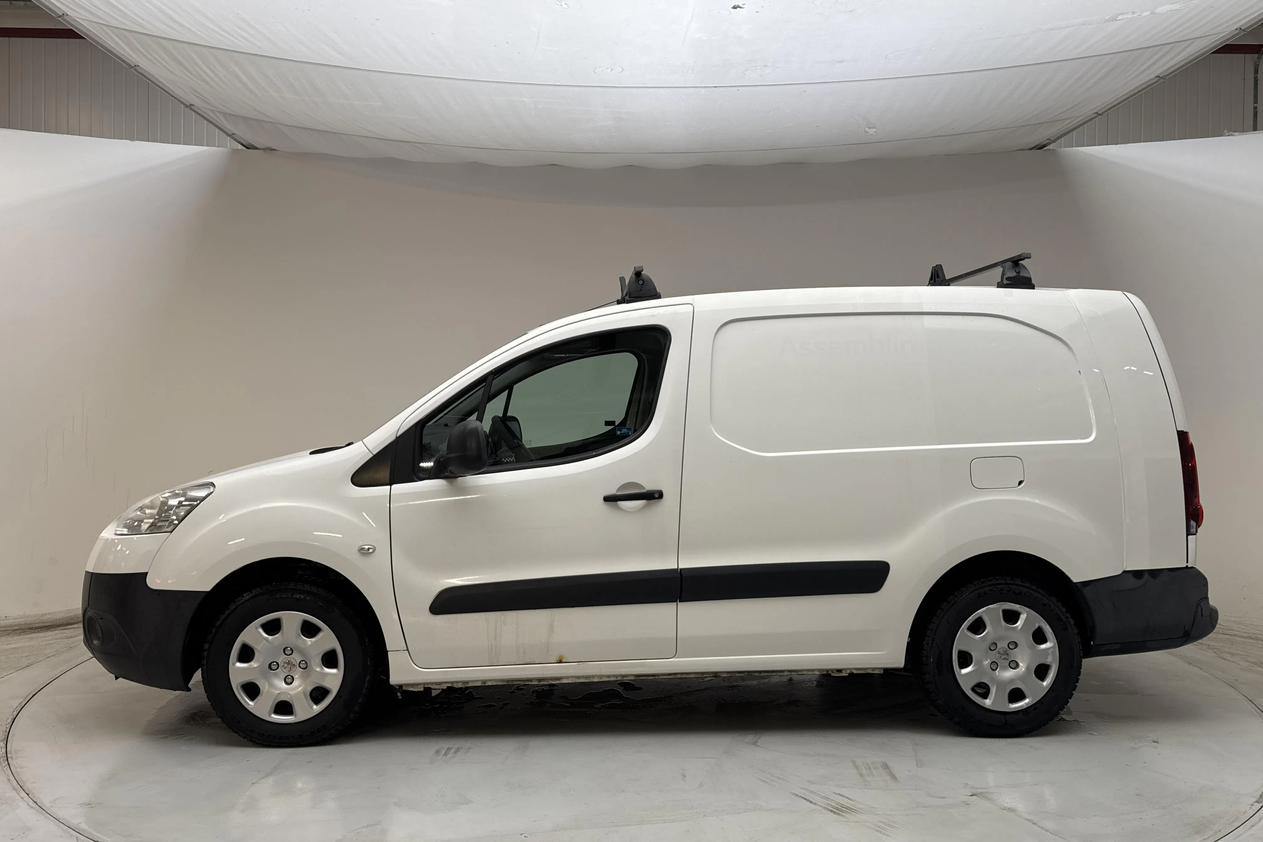 Presentationsfoto 2 av 10: Peugeot Partner 1.6 e-HDI Skåp (90hk) - 9 984 mil - Manuell - vit - 2013