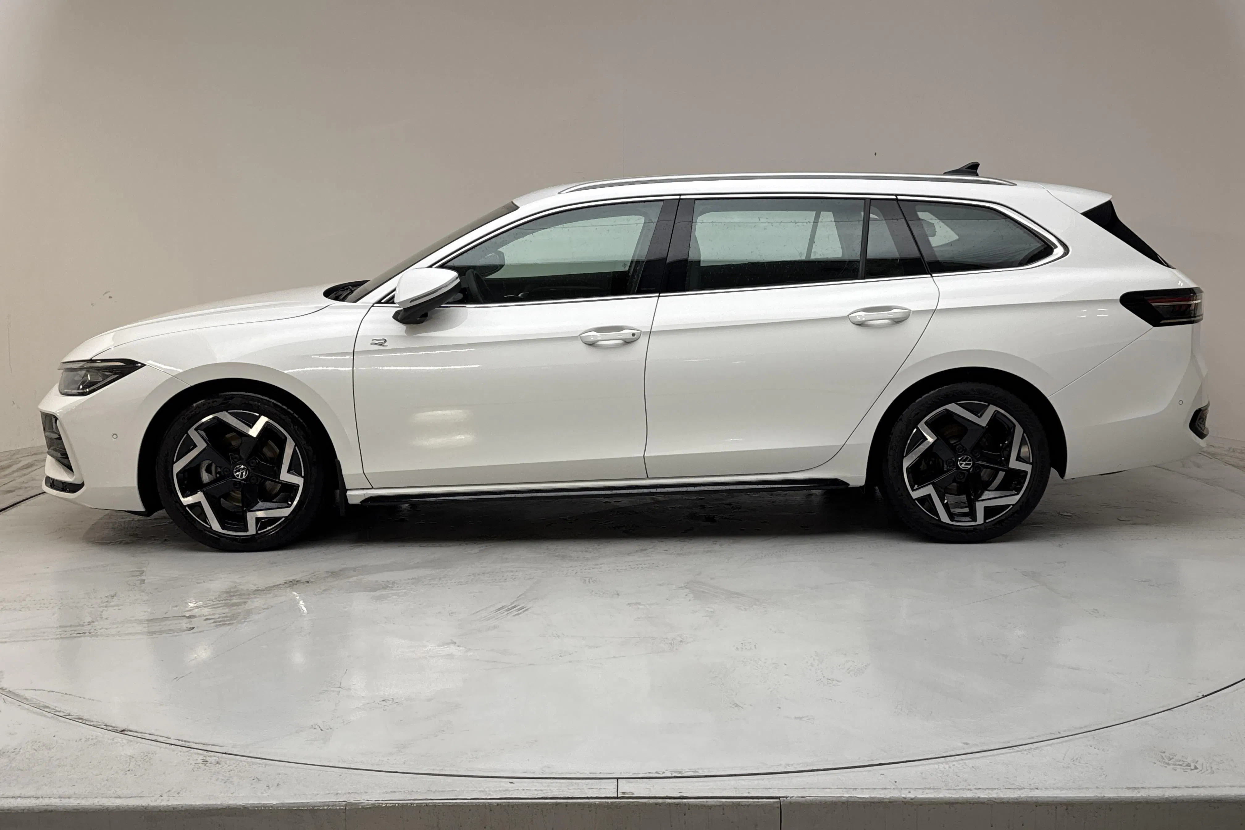 Presentation photo 2 of 14: VW Passat 1.5 eTSI Sportscombi (150hk) - 10 870 km - Automatic - white - 2025