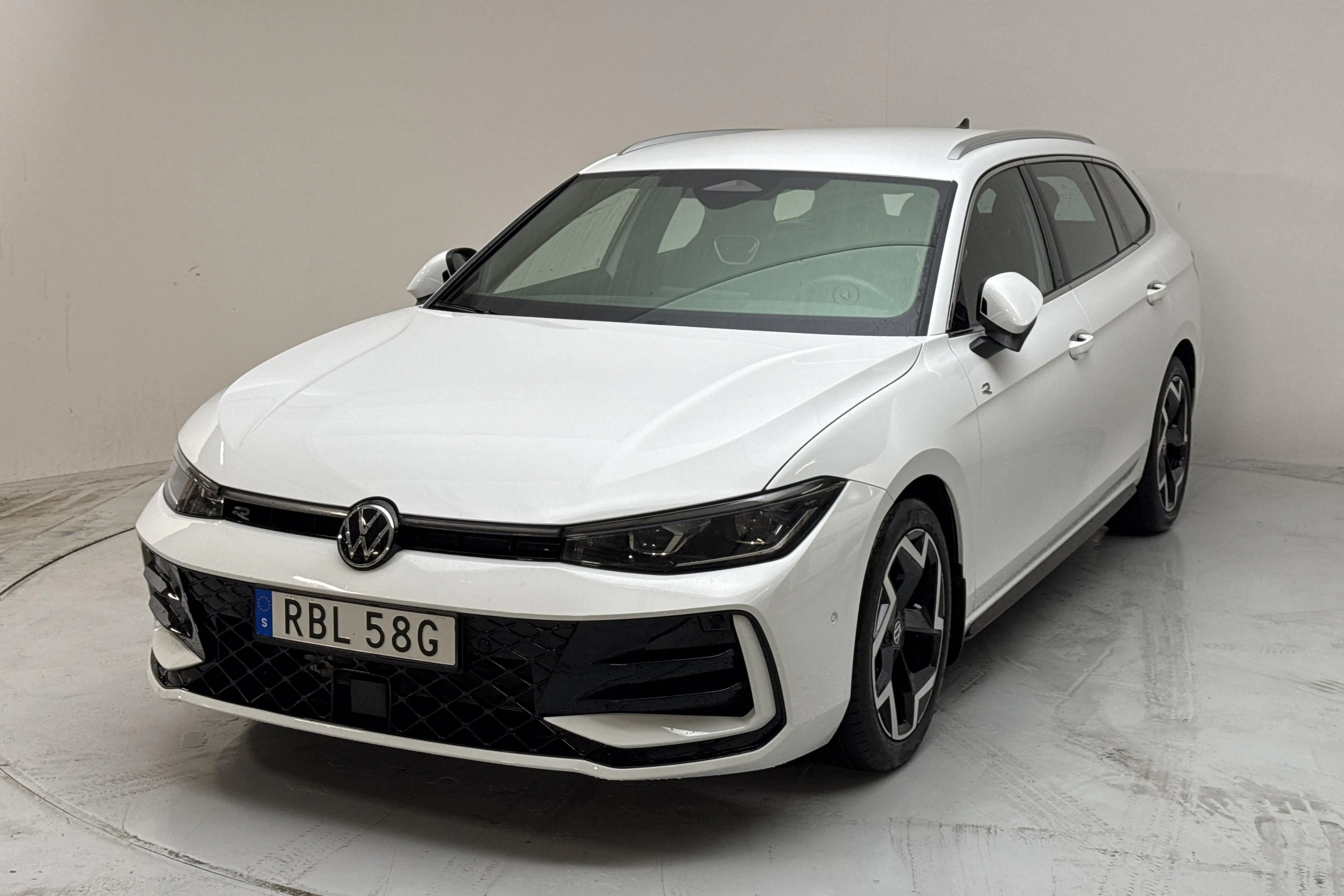Presentation photo 1 of 14: VW Passat 1.5 eTSI Sportscombi (150hk) - 10 870 km - Automatic - white - 2025