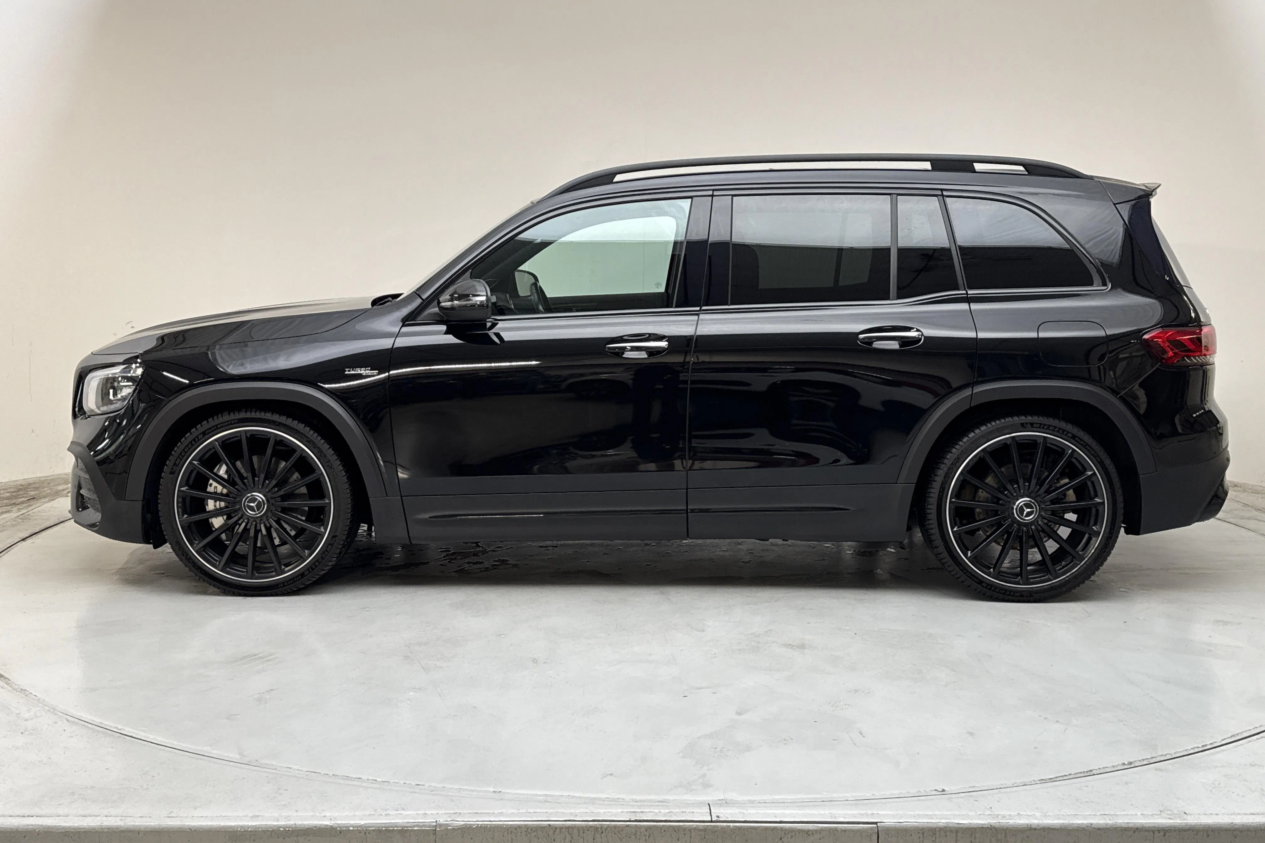Presentationsfoto 2 av 21: Mercedes GLB 35 AMG 4MATIC X247 (306hk) - 13 844 mil - Automat - svart - 2021
