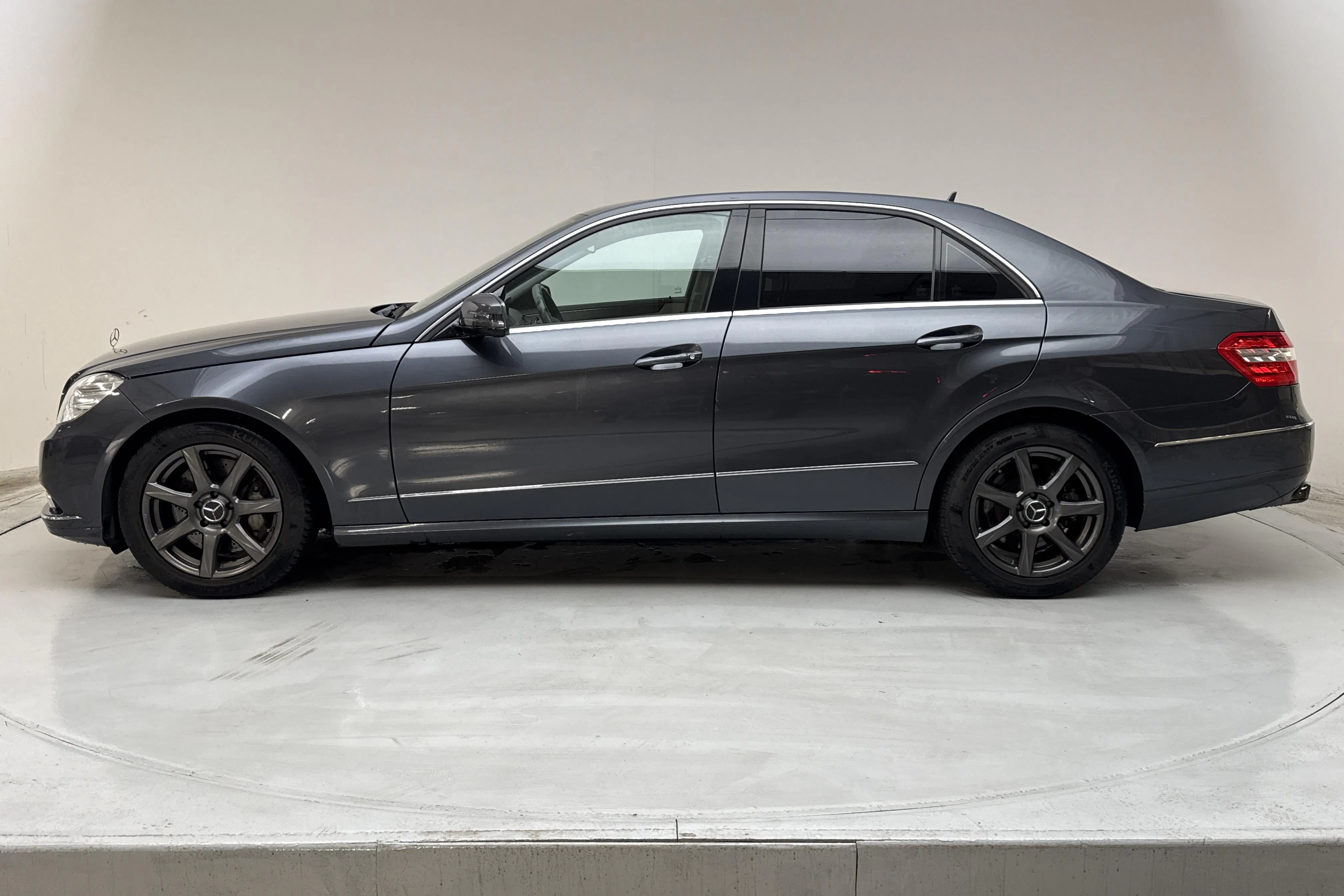 Presentation photo 2 of 21: Mercedes E 500 4Matic W212 (388hk) - 202 040 km - Automatic - dark grey - 2010