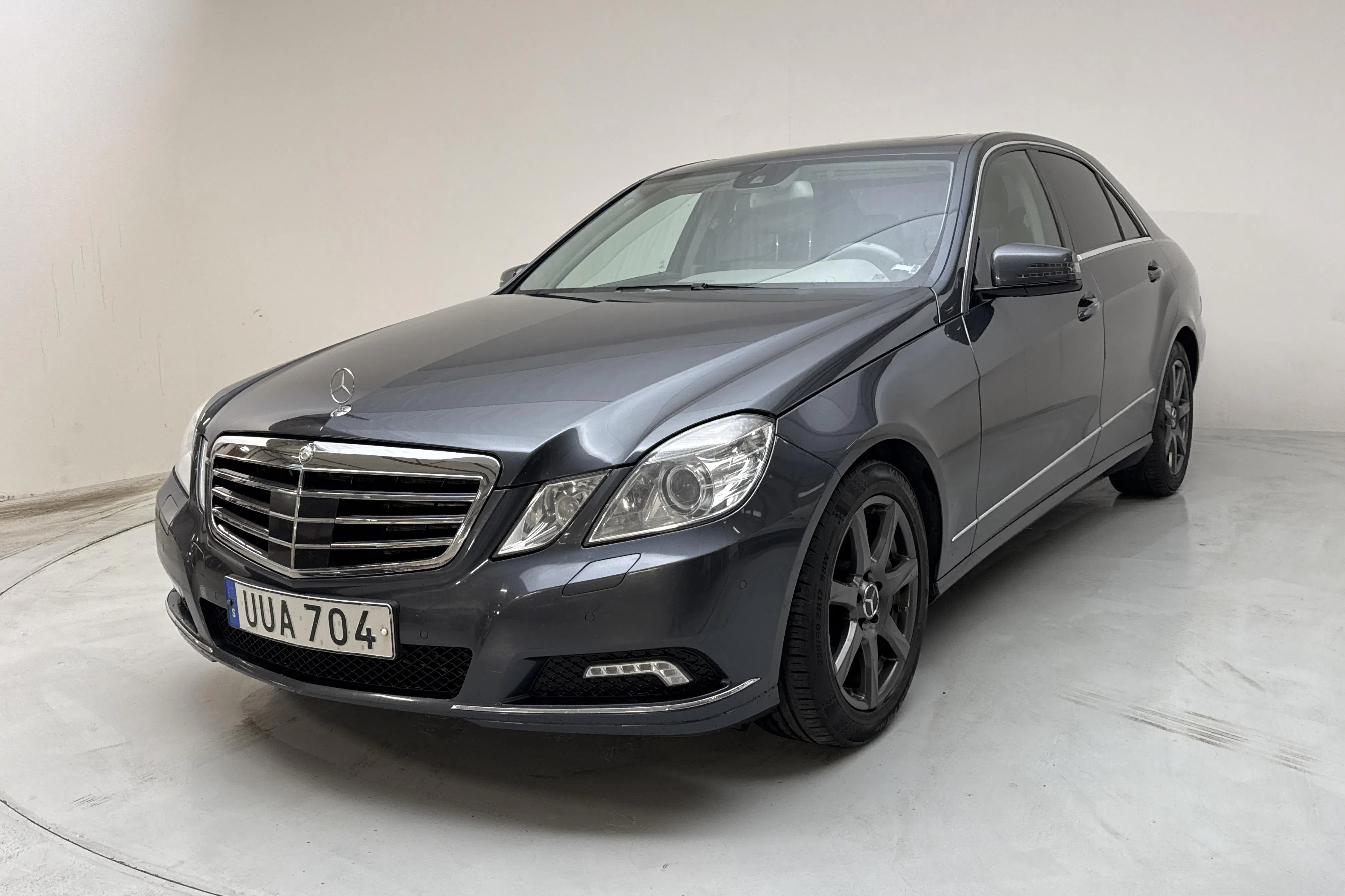 Presentation photo 1 of 21: Mercedes E 500 4Matic W212 (388hk) - 202 040 km - Automatic - dark grey - 2010