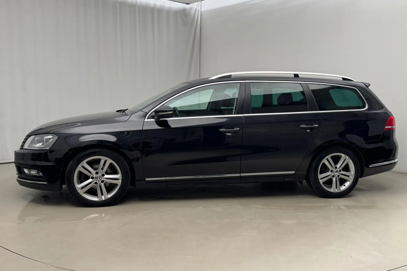 Presentationsfoto 2 av 17: VW Passat 2.0 TDI BlueMotion Technology Variant 4Motion (177hk) - 14 956 mil - Automat - svart - 2014