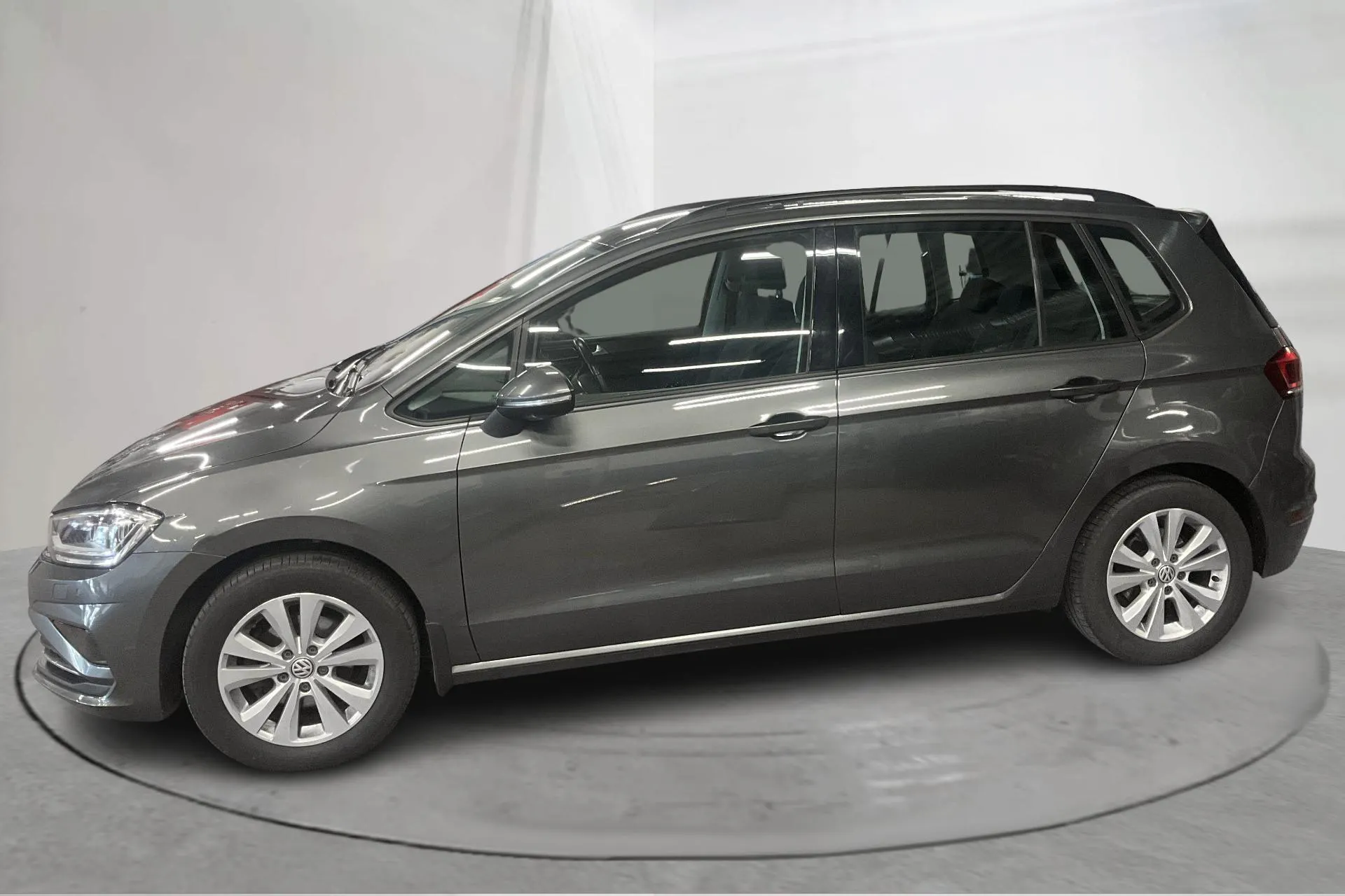 Presentationsfoto 2 av 16: VW Golf VII 1.2 TSI Sportsvan (110hk) - 8 002 mil - Automat - Mörkgrå - 2018