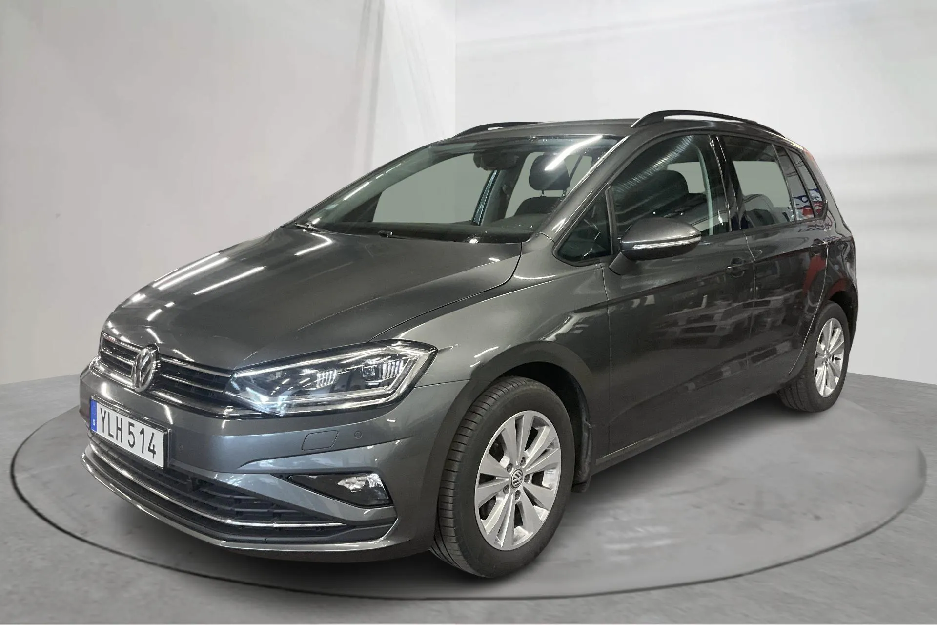 Presentationsfoto 1 av 16: VW Golf VII 1.2 TSI Sportsvan (110hk) - 8 002 mil - Automat - Mörkgrå - 2018