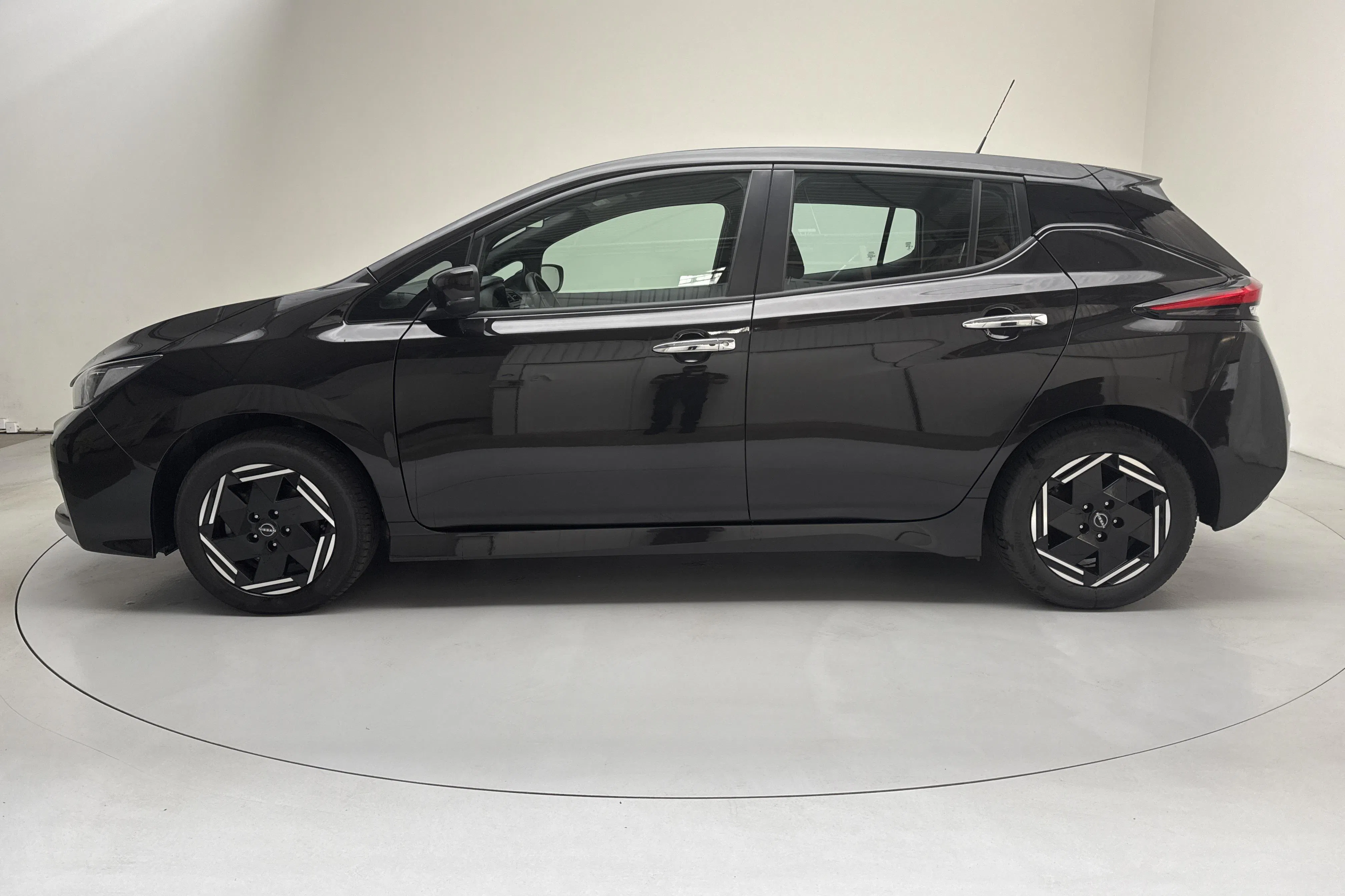 Presentation photo 2 of 15: Nissan LEAF 5dr 39kWh (150hk) - 49 170 km - Automatic - black - 2023