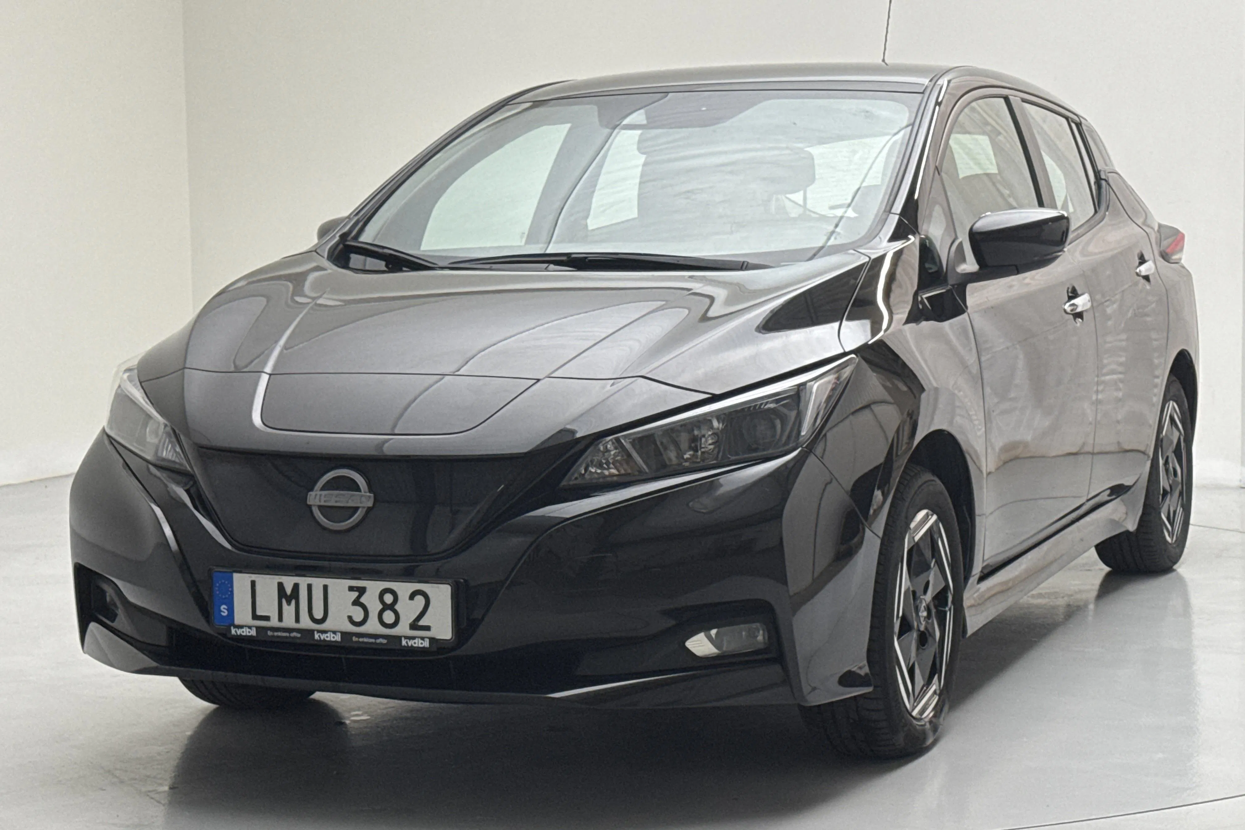 Presentation photo 1 of 15: Nissan LEAF 5dr 39kWh (150hk) - 49 170 km - Automatic - black - 2023