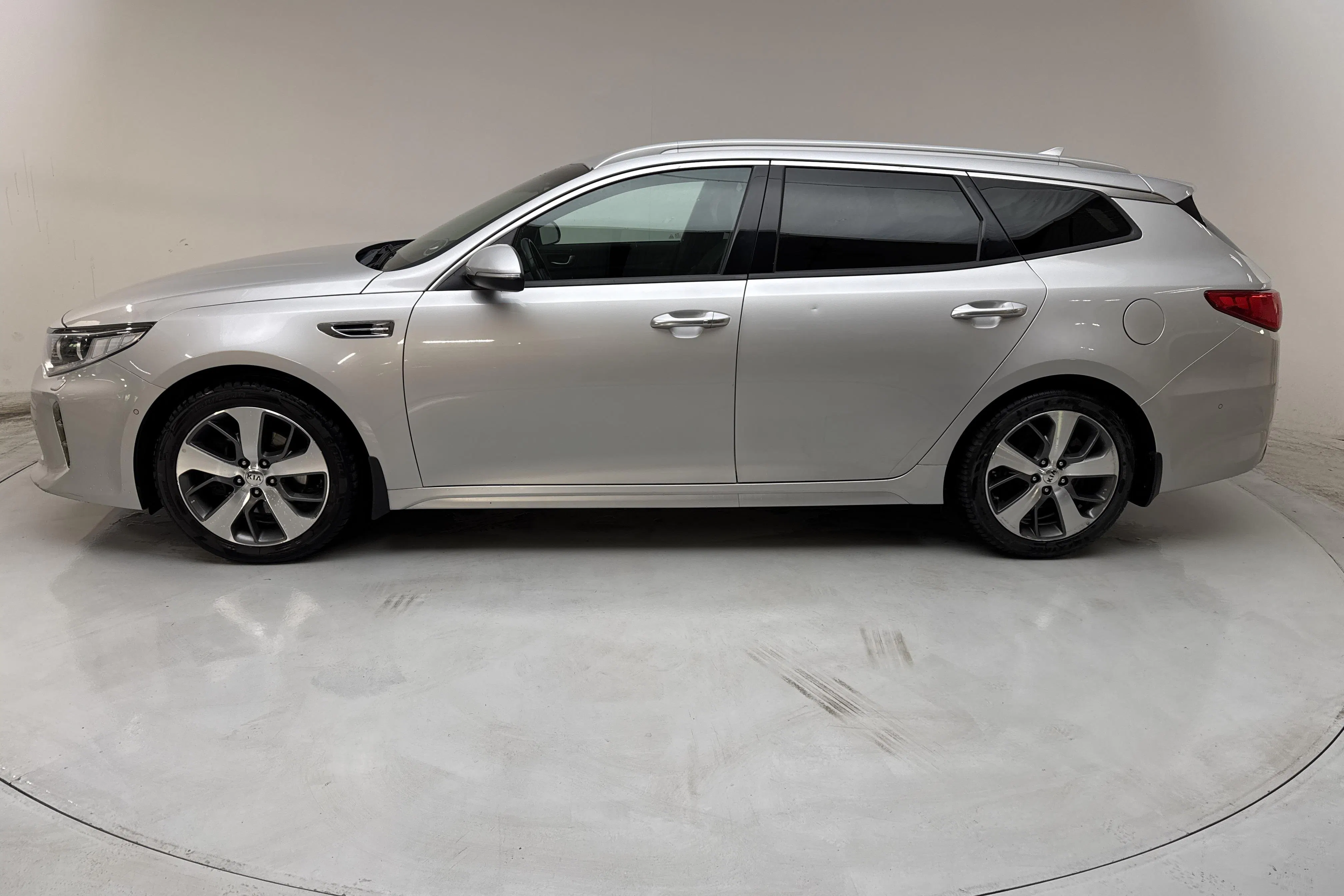 Presentation photo 2 of 14: KIA Optima 1.7 CRDi SW (141hk) - 179 350 km - Automatic - gray - 2018