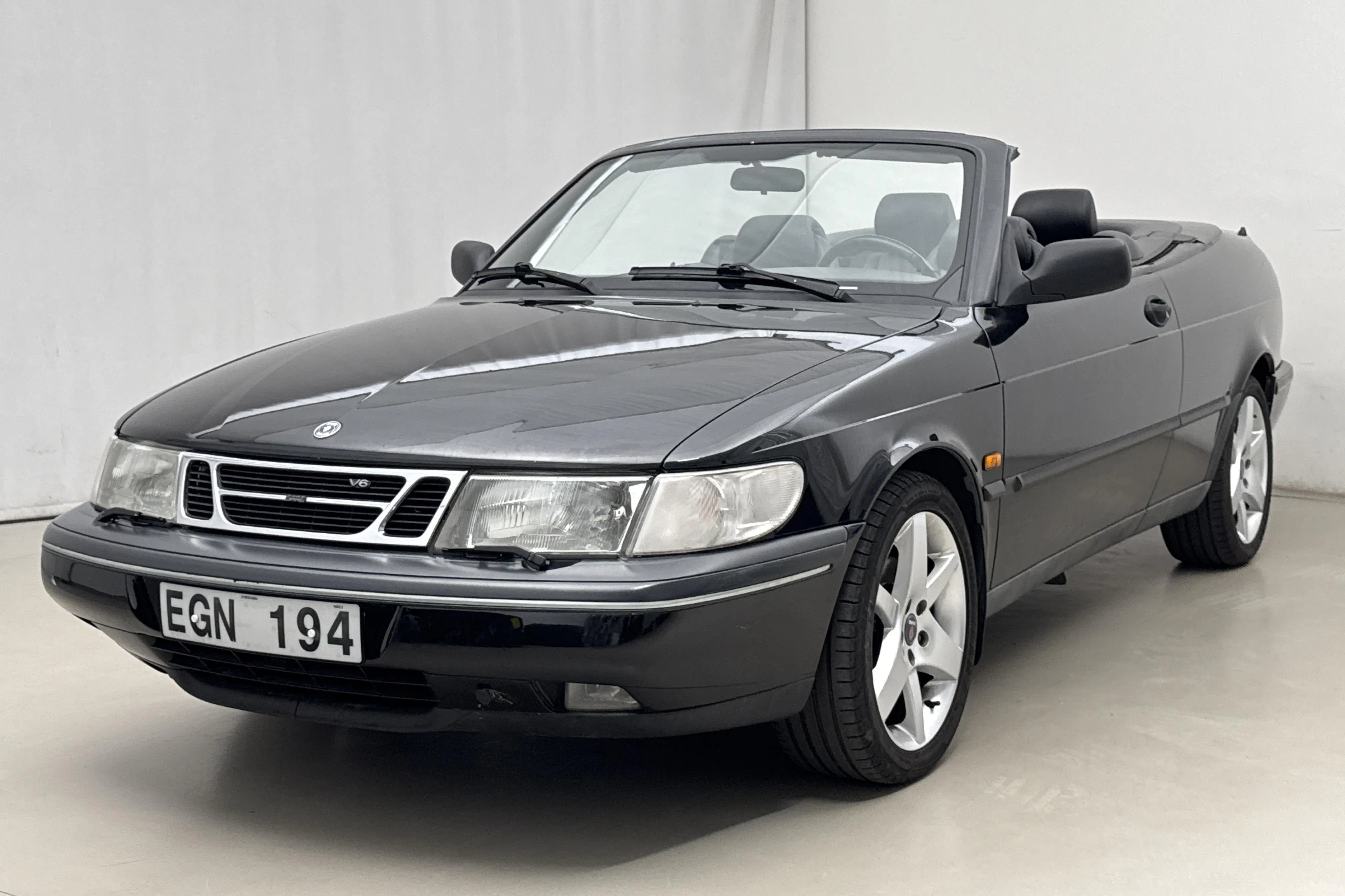 Presentation photo 1 of 26: Saab 900 2.5 V6 SE Cabriolet (170hk) - 16 331 Scandinavian mile - Manual - black - 1995