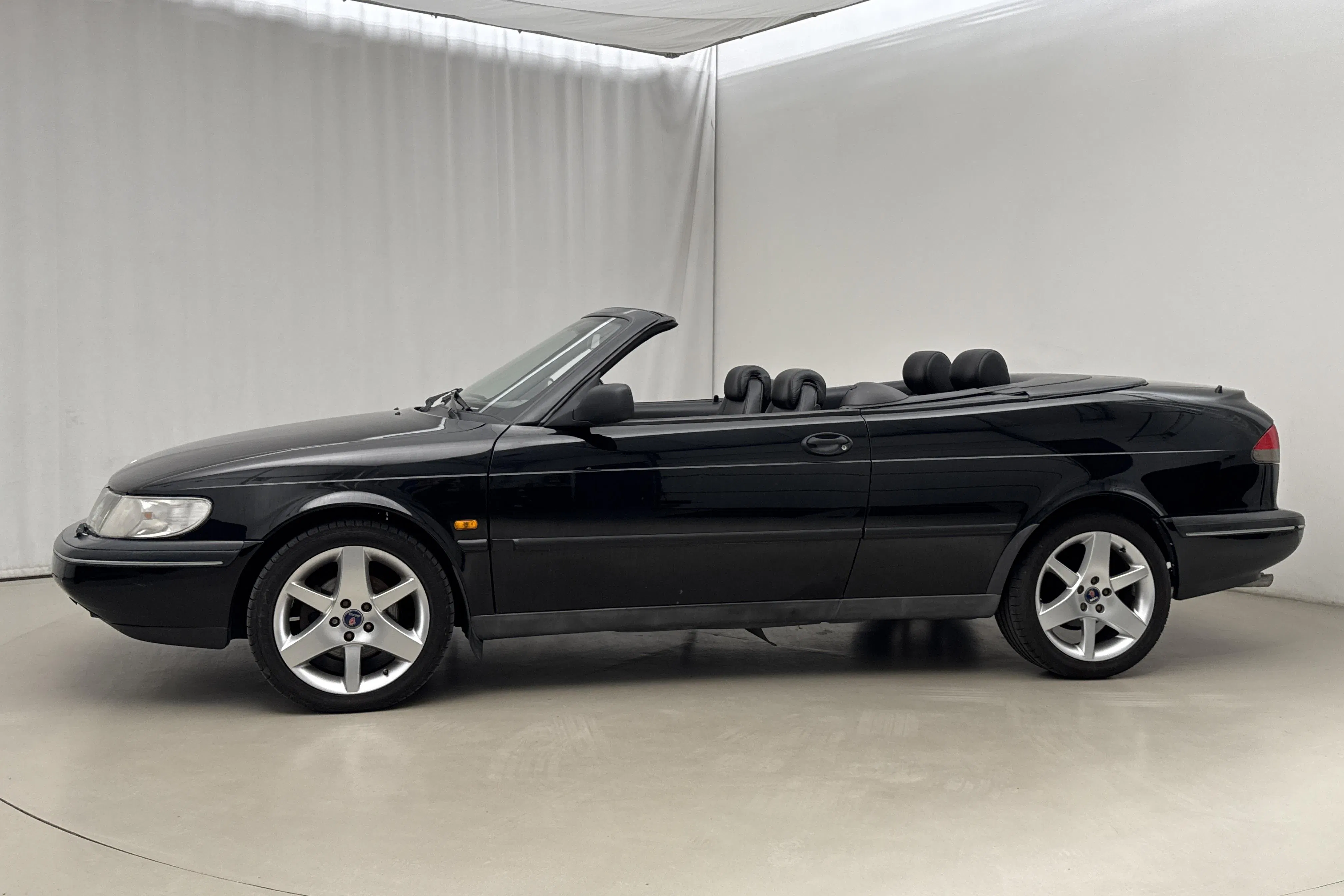 Presentation photo 2 of 26: Saab 900 2.5 V6 SE Cabriolet (170hk) - 16 331 Scandinavian mile - Manual - black - 1995