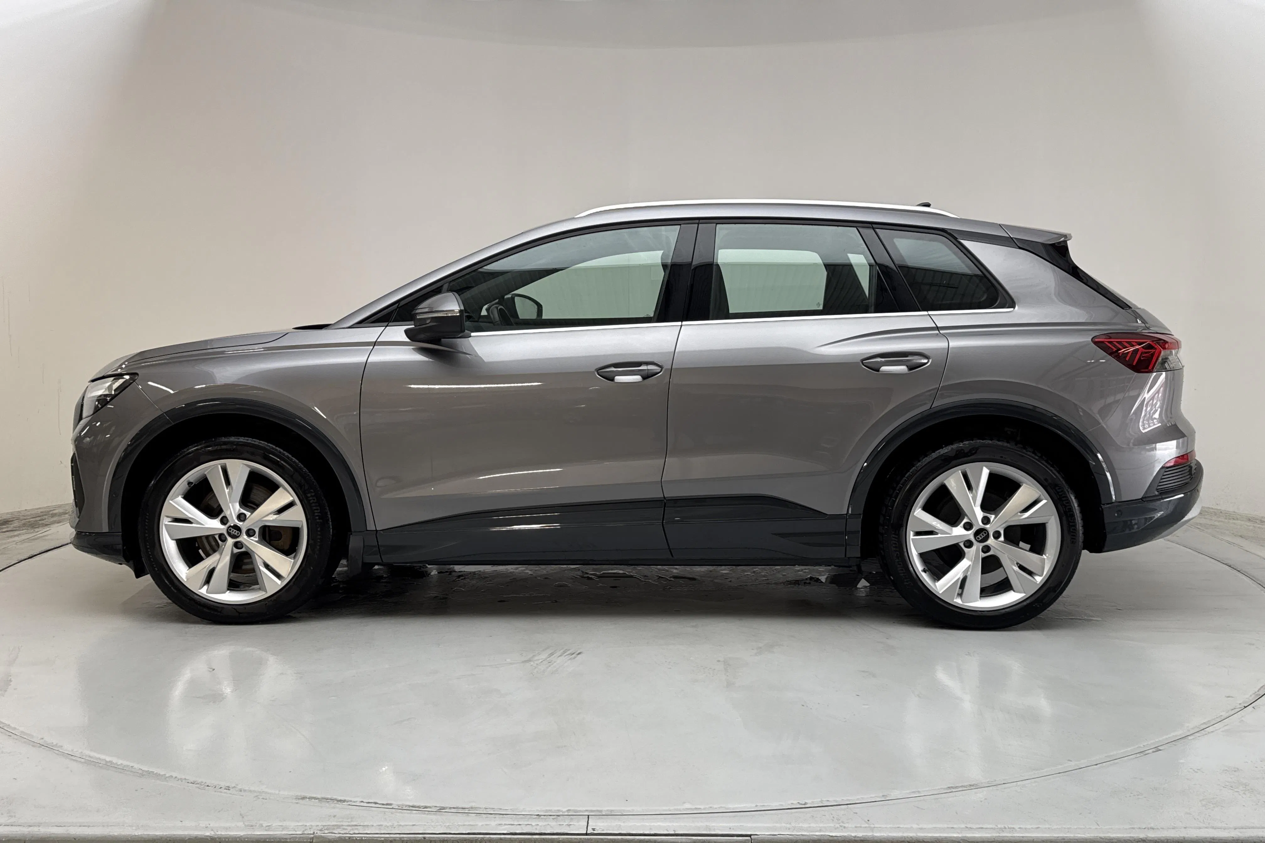 Presentationsfoto 2 av 16: Audi Q4 40 e-tron 77kWh (204hk) - 9 636 mil - Automat - grå - 2023