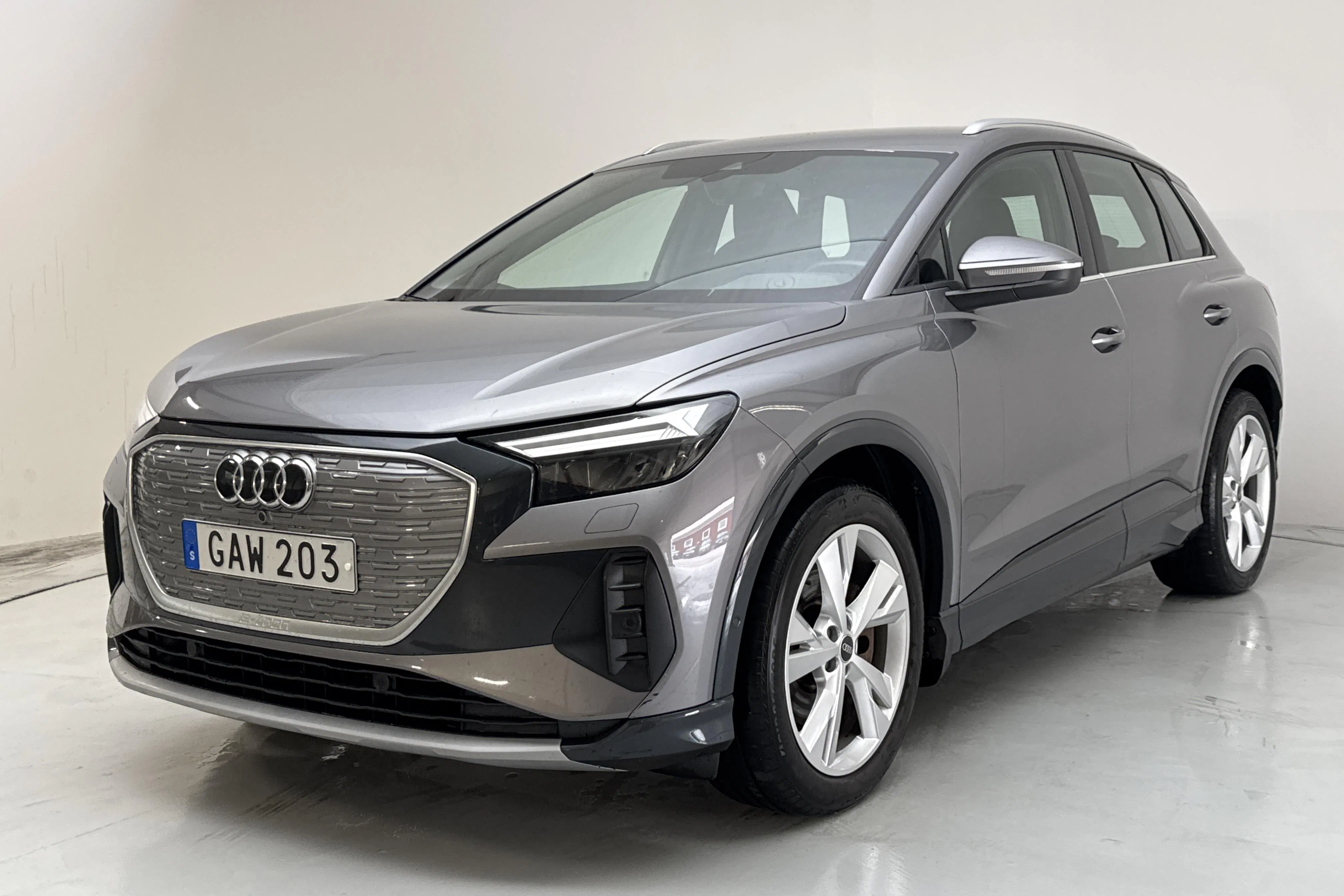 Presentationsfoto 1 av 16: Audi Q4 40 e-tron 77kWh (204hk) - 9 636 mil - Automat - grå - 2023