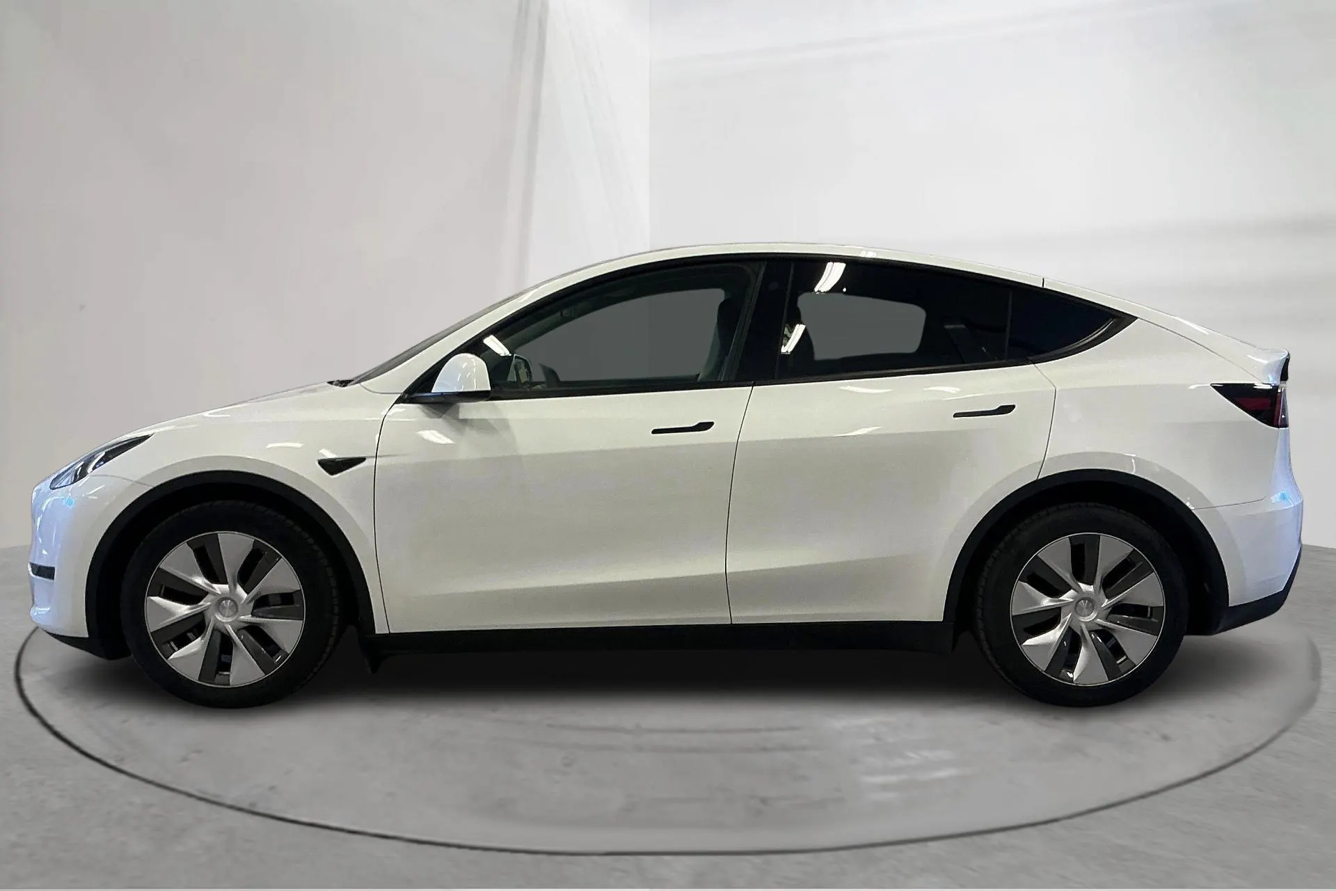 Presentationsfoto 2 av 21: Tesla Model Y Long Range Dual Motor AWD - 8 487 mil - Automat - vit - 2023