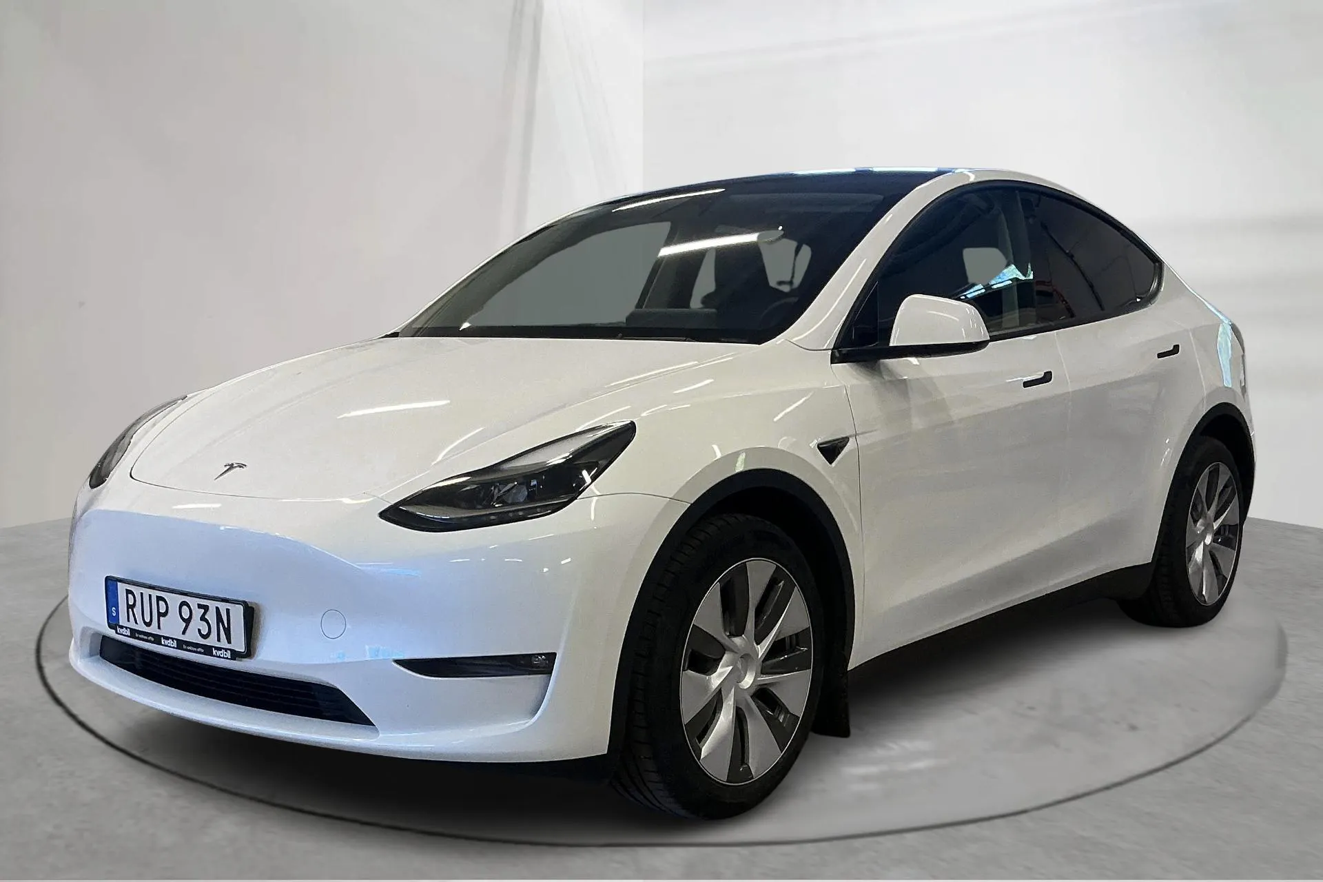 Presentationsfoto 1 av 21: Tesla Model Y Long Range Dual Motor AWD - 8 487 mil - Automat - vit - 2023