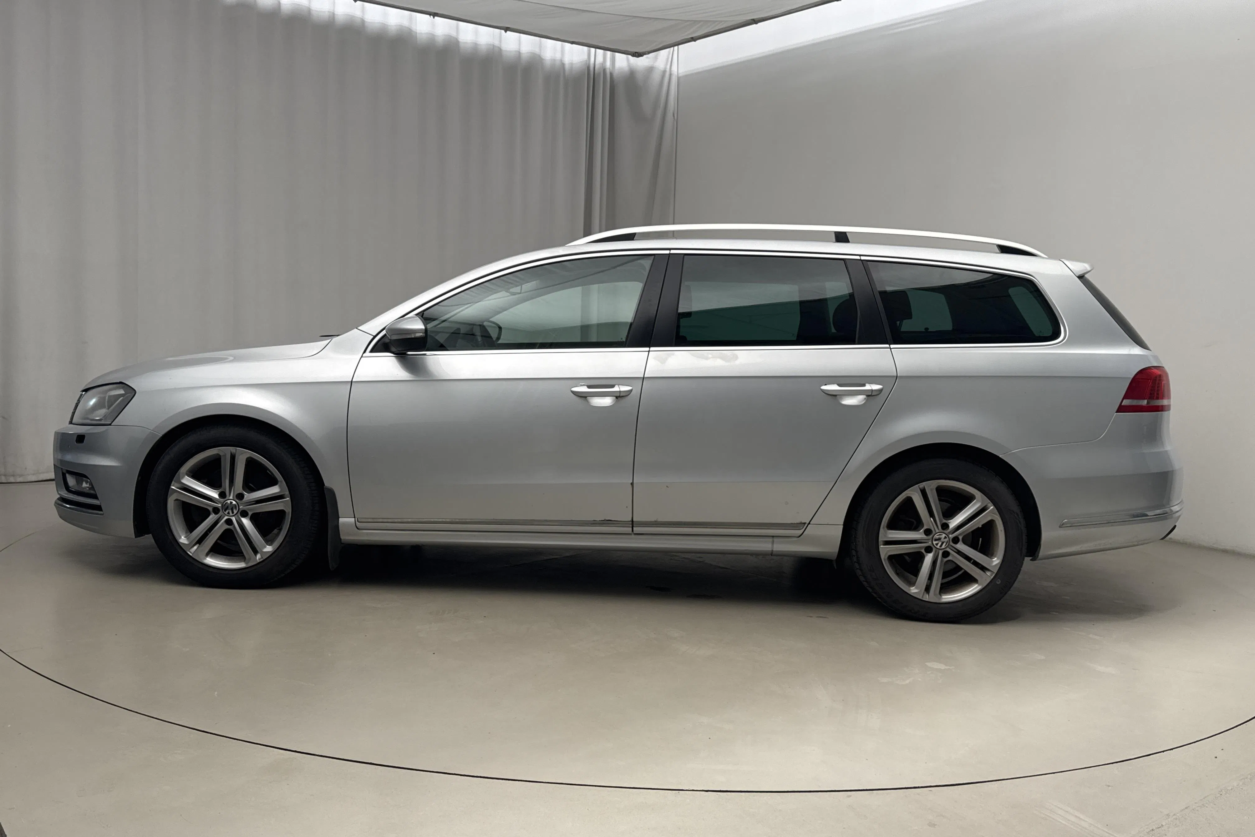 Presentationsfoto 2 av 15: VW Passat 2.0 TDI BlueMotion Technology Variant 4Motion (177hk) - 27 184 mil - Automat - silver - 2014