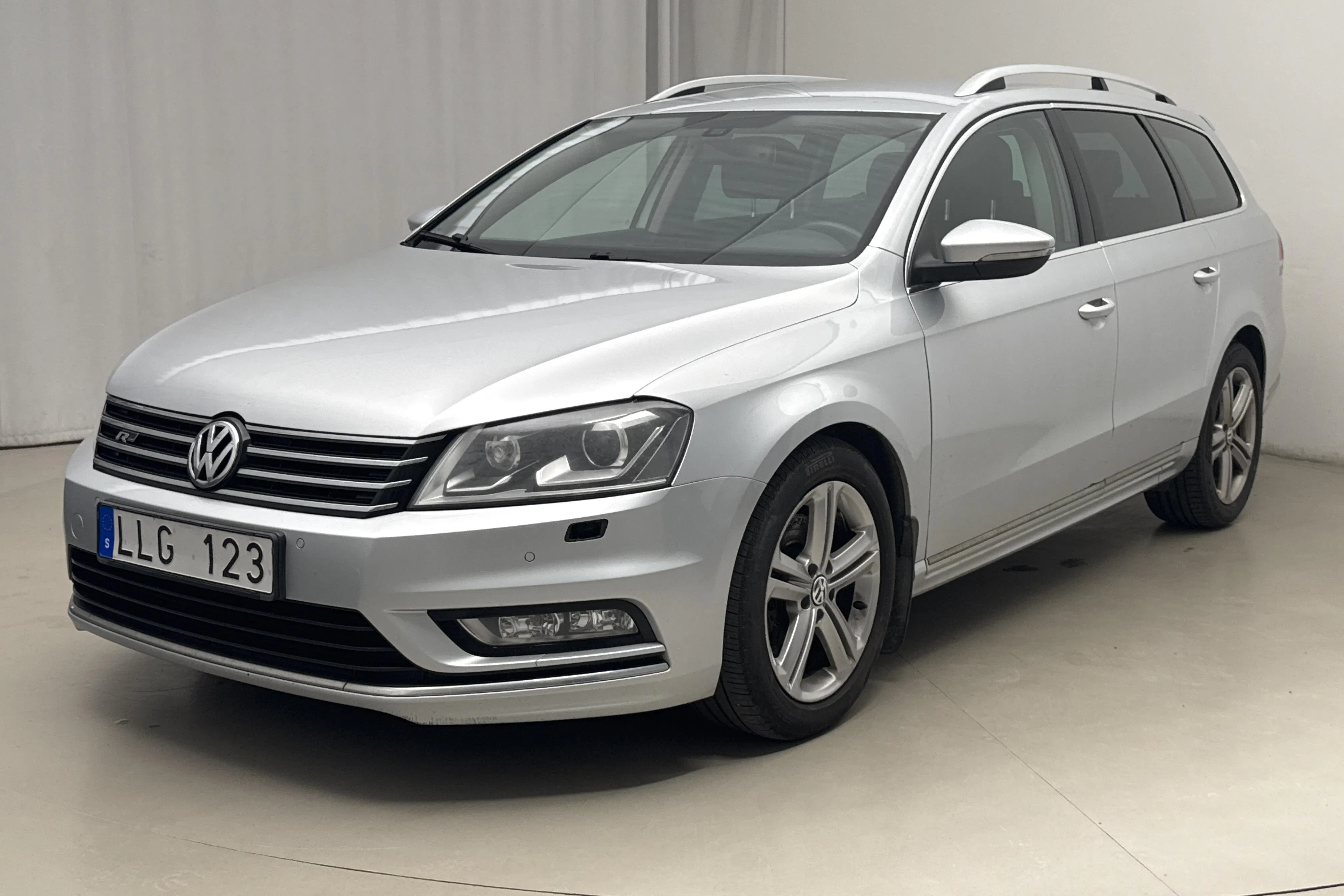 Presentationsfoto 1 av 15: VW Passat 2.0 TDI BlueMotion Technology Variant 4Motion (177hk) - 27 184 mil - Automat - silver - 2014