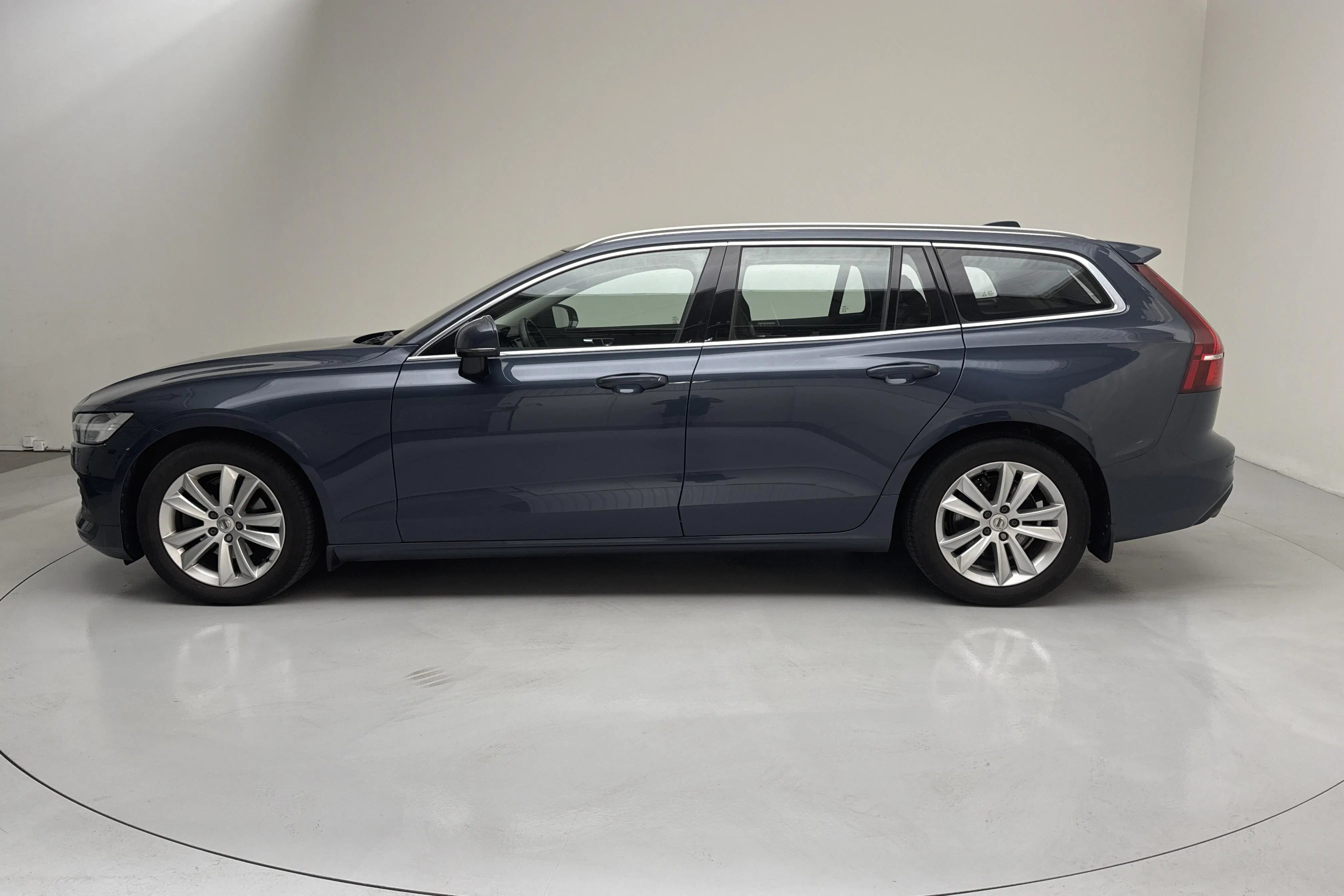 Presentation photo 2 of 16: Volvo V60 B4 Mildhybrid, Diesel (197hk) - 115 810 km - Automatic - dark blue - 2021