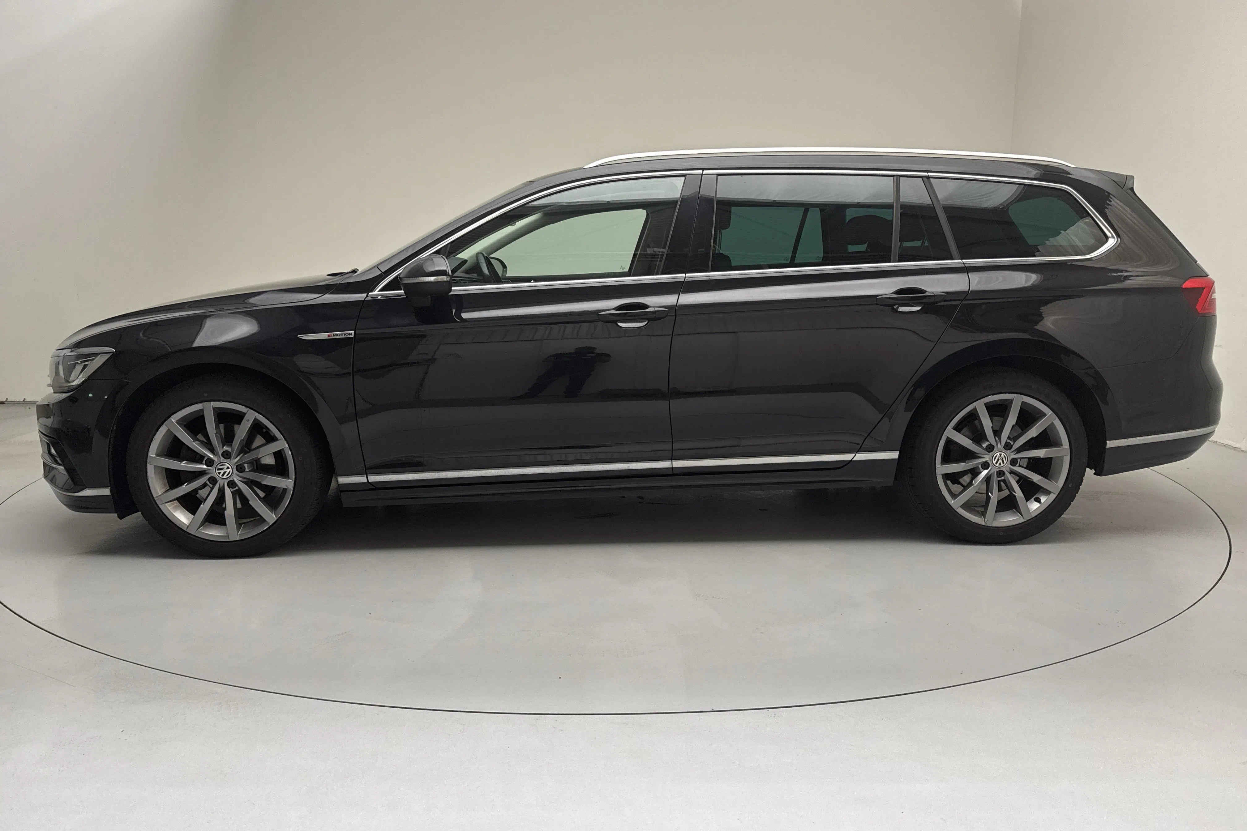 Presentation photo 2 of 14: VW Passat 2.0 TDI Sportscombi 4MOTION (190hk) - 14 388 Scandinavian mile - Automatic - black - 2018