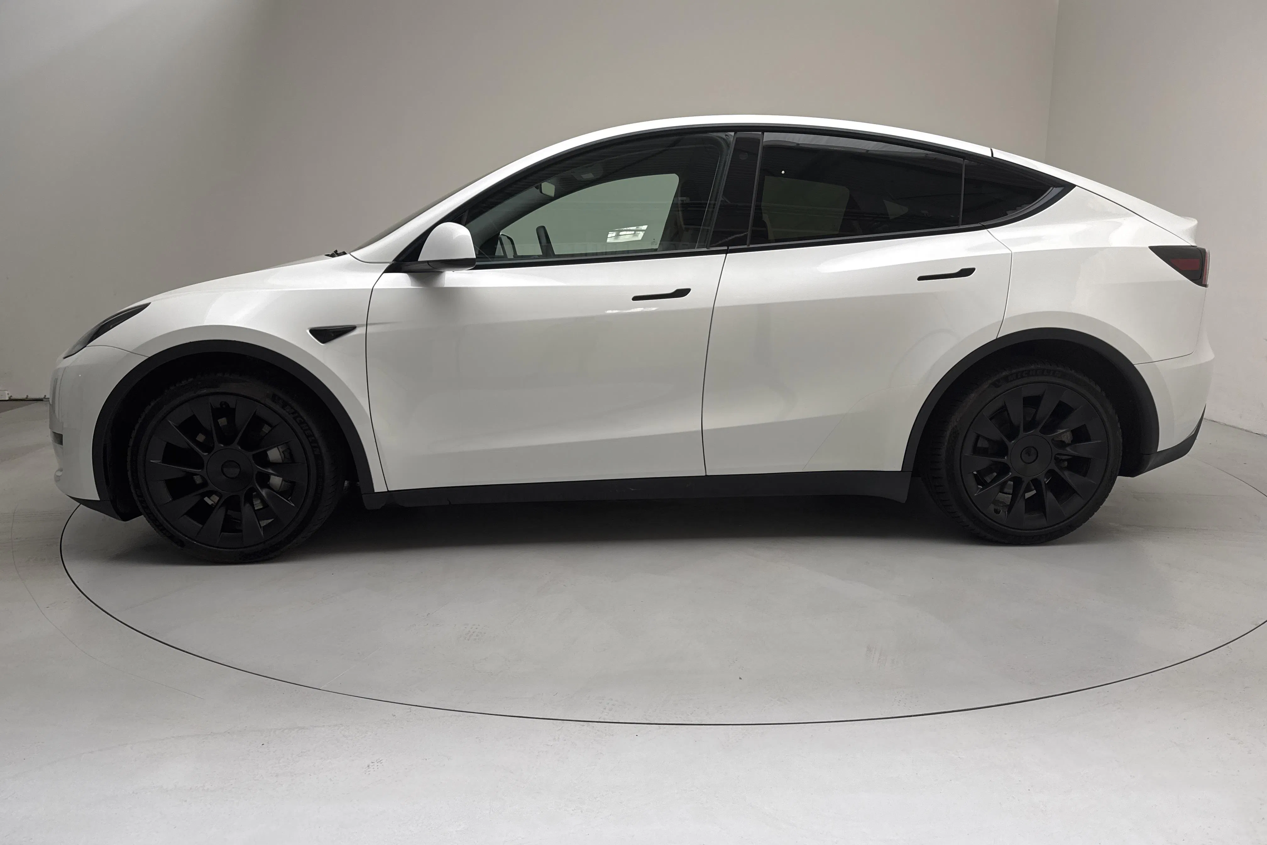 Presentationsfoto 2 av 18: Tesla Model Y Long Range Dual Motor AWD - 14 293 mil - Automat - vit - 2023