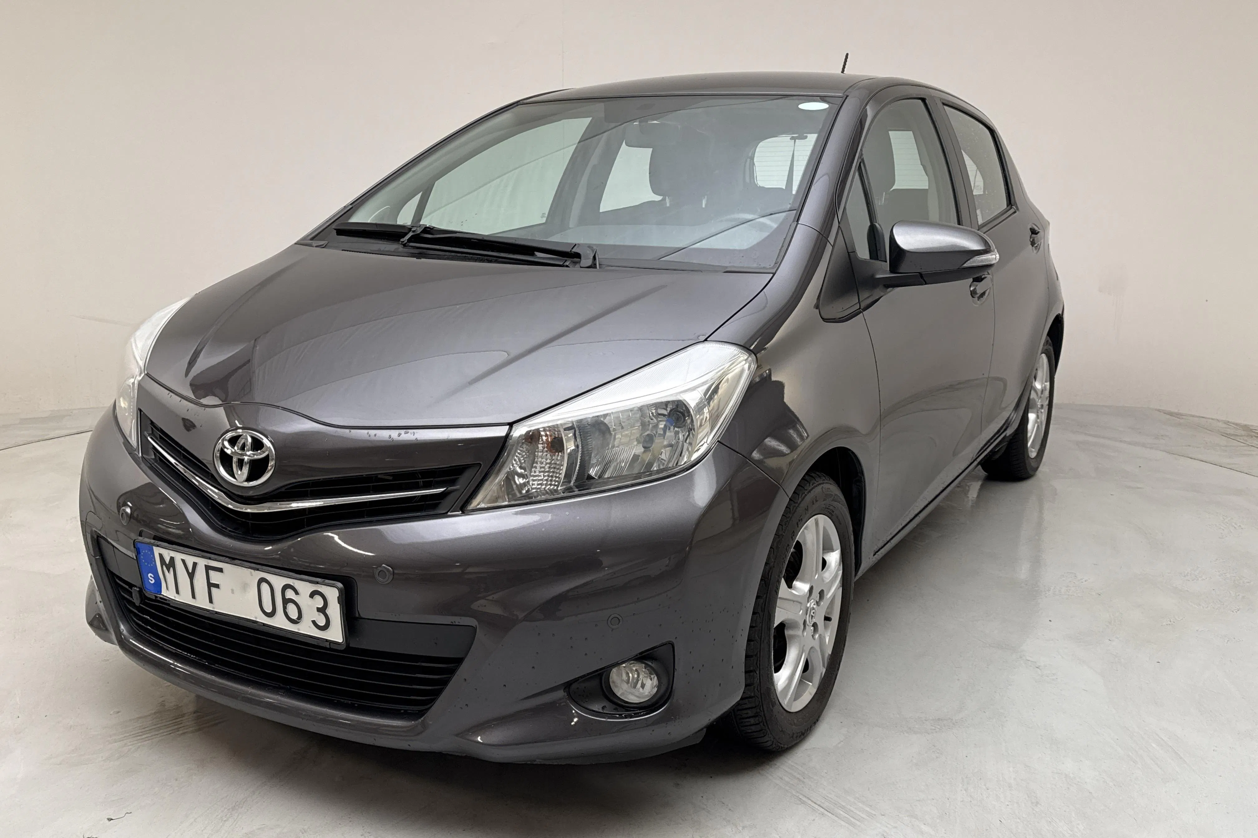 Presentationsfoto 1 av 13: Toyota Yaris 1.33 5dr (100hk) - 11 686 mil - Manuell - Mörkgrå - 2012