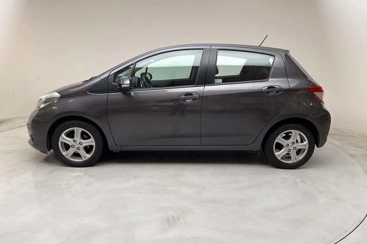 Presentationsfoto 2 av 13: Toyota Yaris 1.33 5dr (100hk) - 11 686 mil - Manuell - Mörkgrå - 2012