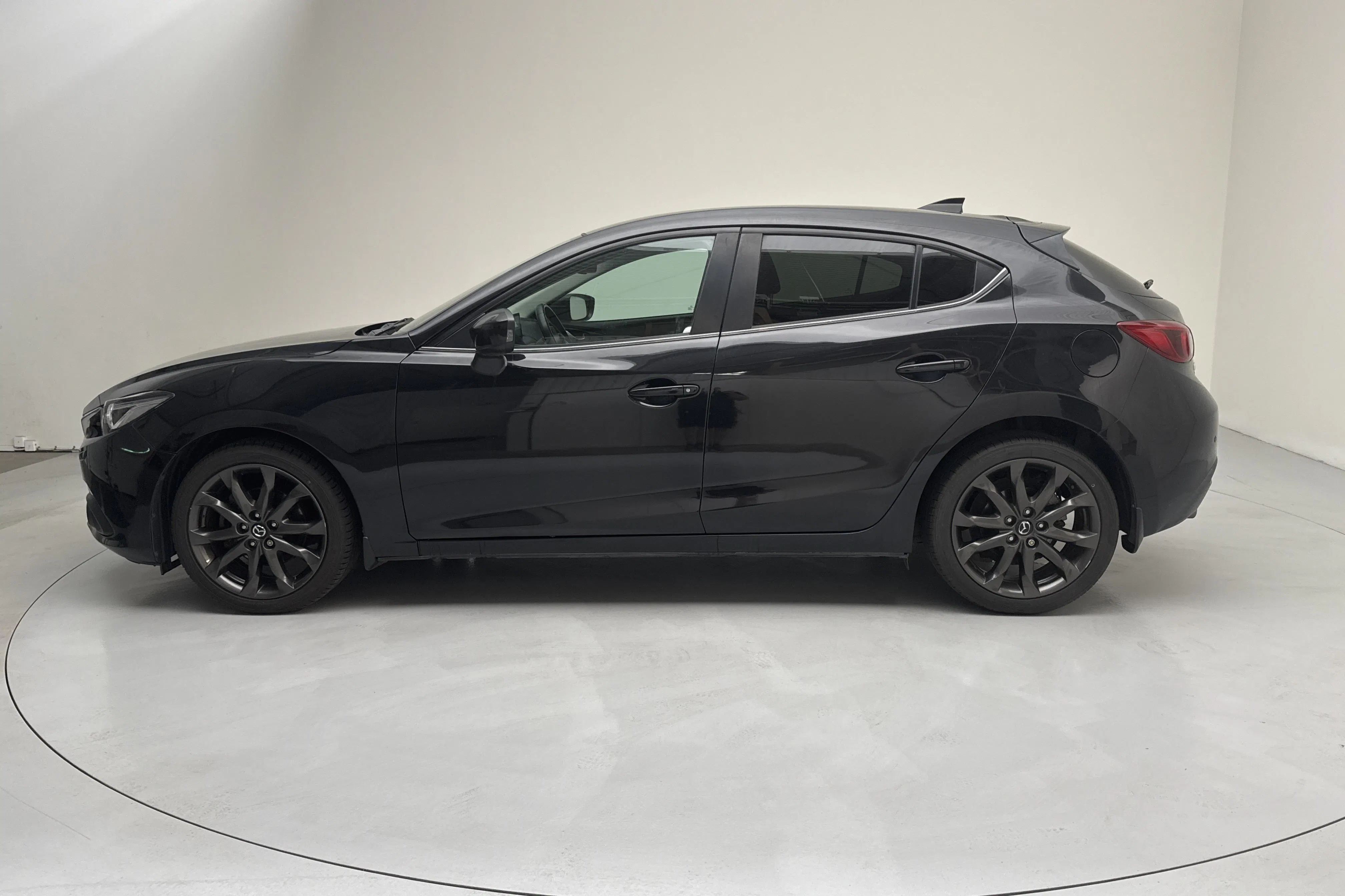 Presentationsfoto 2 av 14: Mazda 3 2.0 5dr (165hk) - 16 537 mil - Manuell - svart - 2016