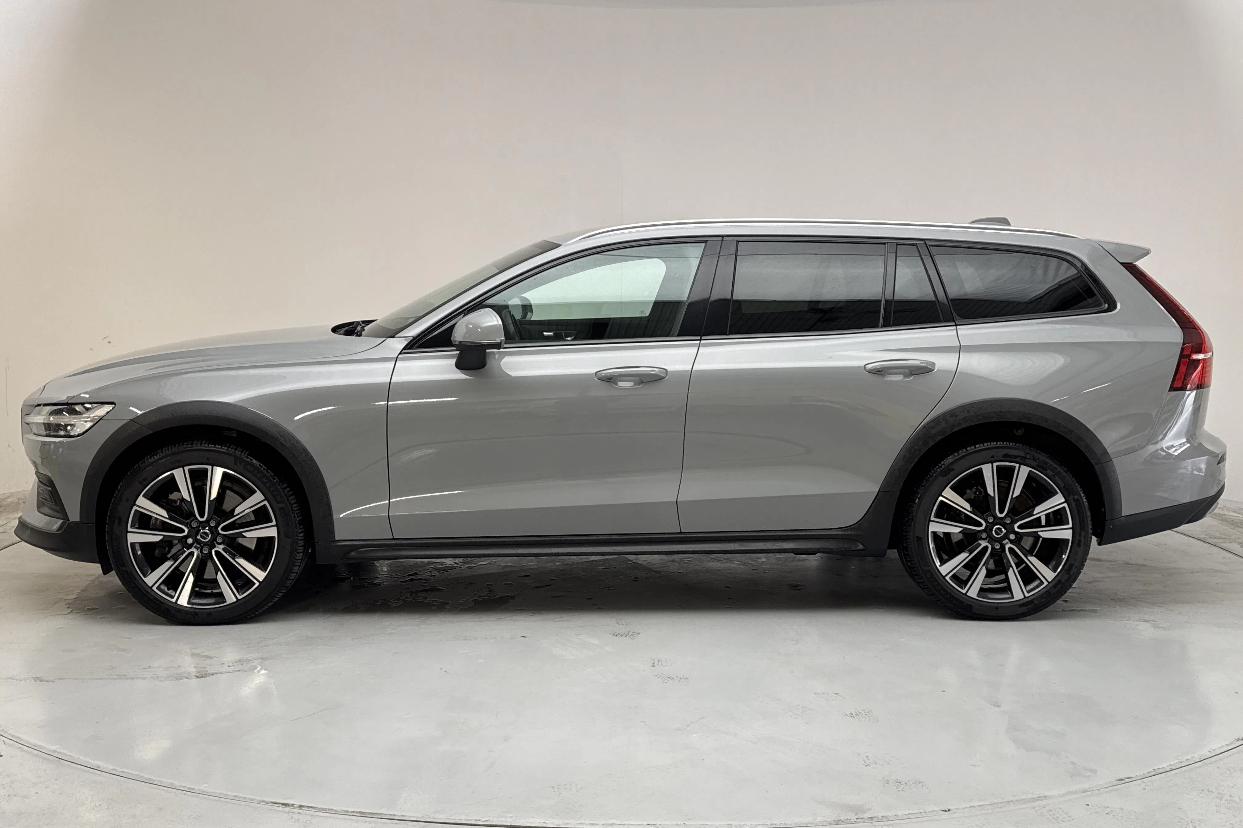 Presentation photo 2 of 15: Volvo V60 B4 Cross Country AWD Mildhybrid, Diesel (197hk) - 142 300 km - Automatic - gray - 2024
