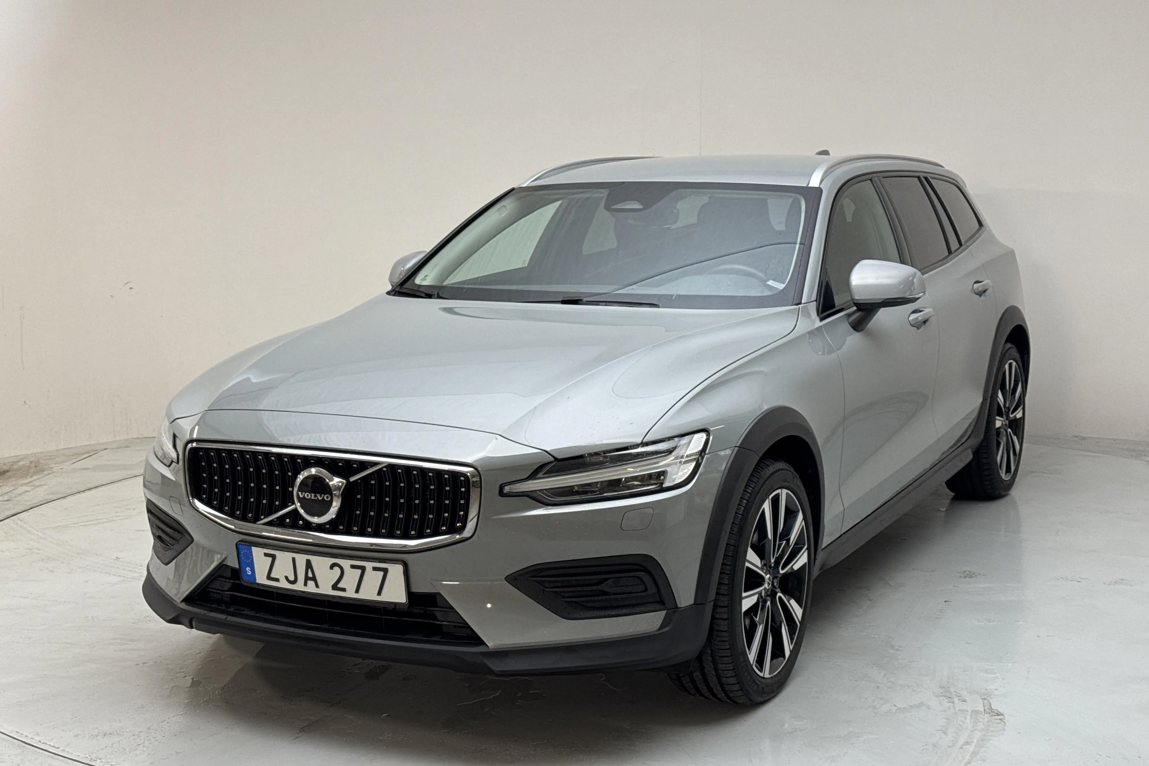 Presentation photo 1 of 15: Volvo V60 B4 Cross Country AWD Mildhybrid, Diesel (197hk) - 142 300 km - Automatic - gray - 2024