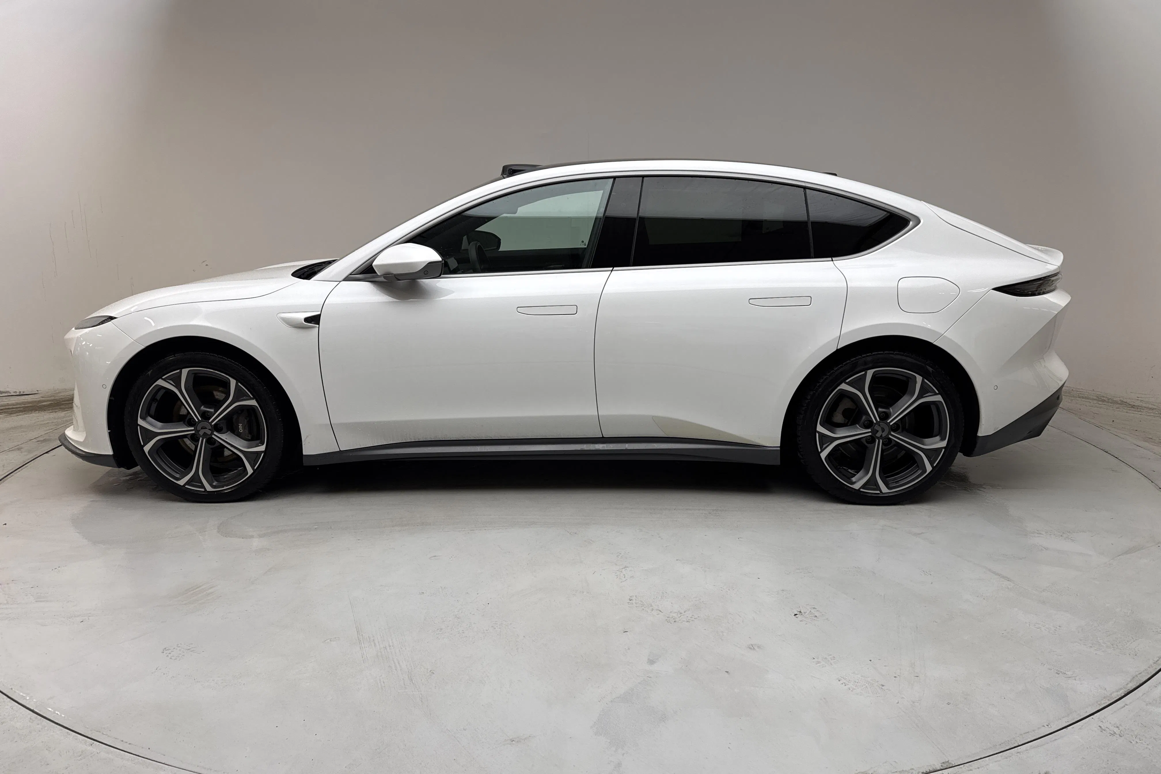 Presentation photo 2 of 21: NIO ET5 100kWh (483hk) - 90 230 km - Automatic - white - 2023