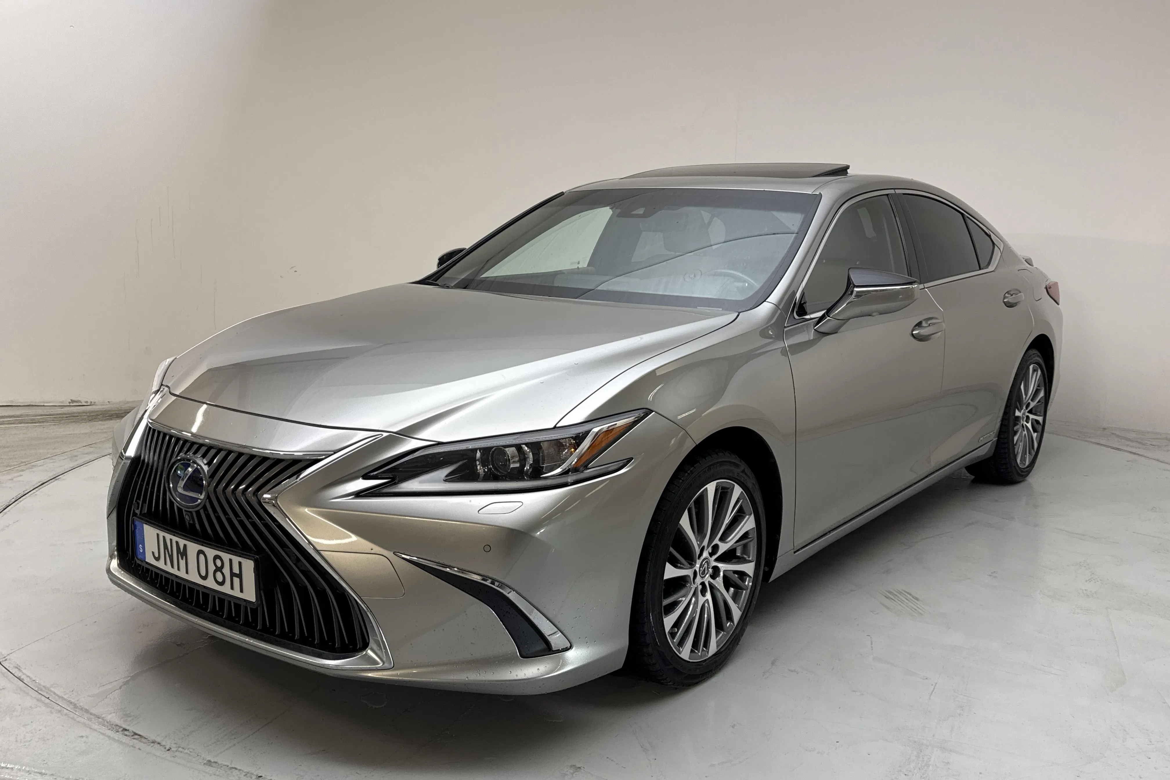 Presentationsfoto 1 av 19: Lexus ES 300h (218hk) - 6 795 mil - Automat - Ljusgrå - 2019